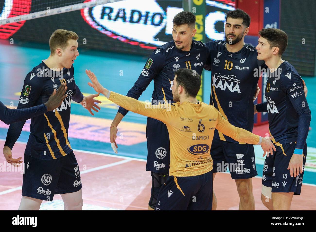 Rana Verona durante il match tra Rana Verona e SIR Susa Vim Perugia, seconda partita dei quarti di finale di serie di playoff della SuperLega Italian Volle Foto Stock