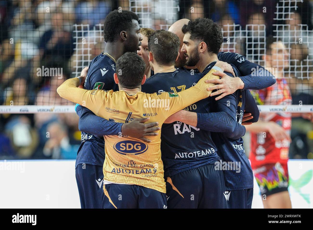 Rana Verona durante il match tra Rana Verona e SIR Susa Vim Perugia, seconda partita dei quarti di finale di serie di playoff della SuperLega Italian Volle Foto Stock