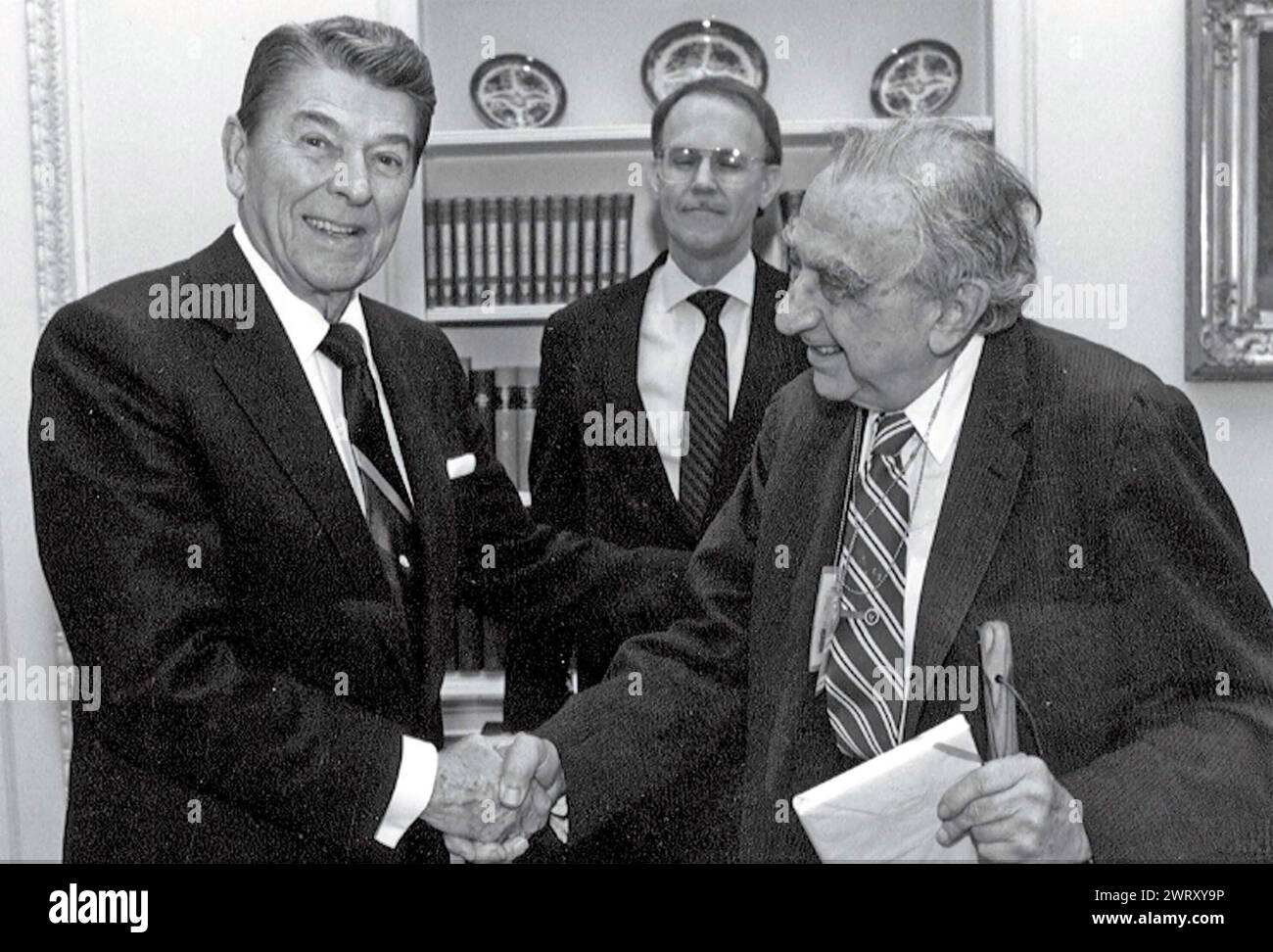 EDWARD TELLER (1908-2003) fisico teorico ungherese-americano con il presidente Ronald Reagan intorno al 1985 mentre esercitava pressioni per l'iniziativa di difesa strategica Foto Stock
