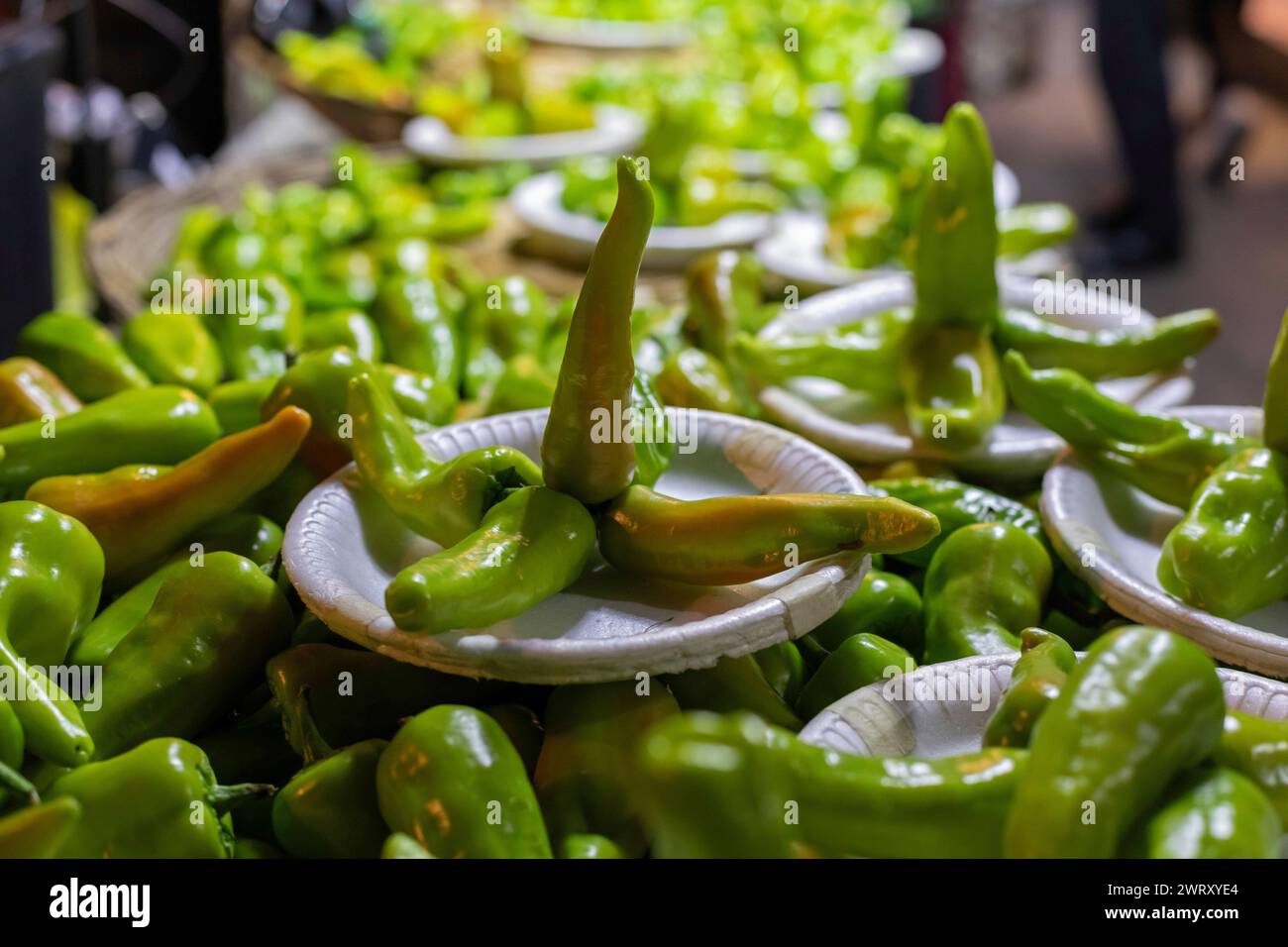 Oaxaca, Messico - Peppers in vendita al mercato Benito Juarez. Aperto nel 1894, è uno dei mercati più grandi e antichi di Oaxaca. Si trova a molte dozzine di st Foto Stock