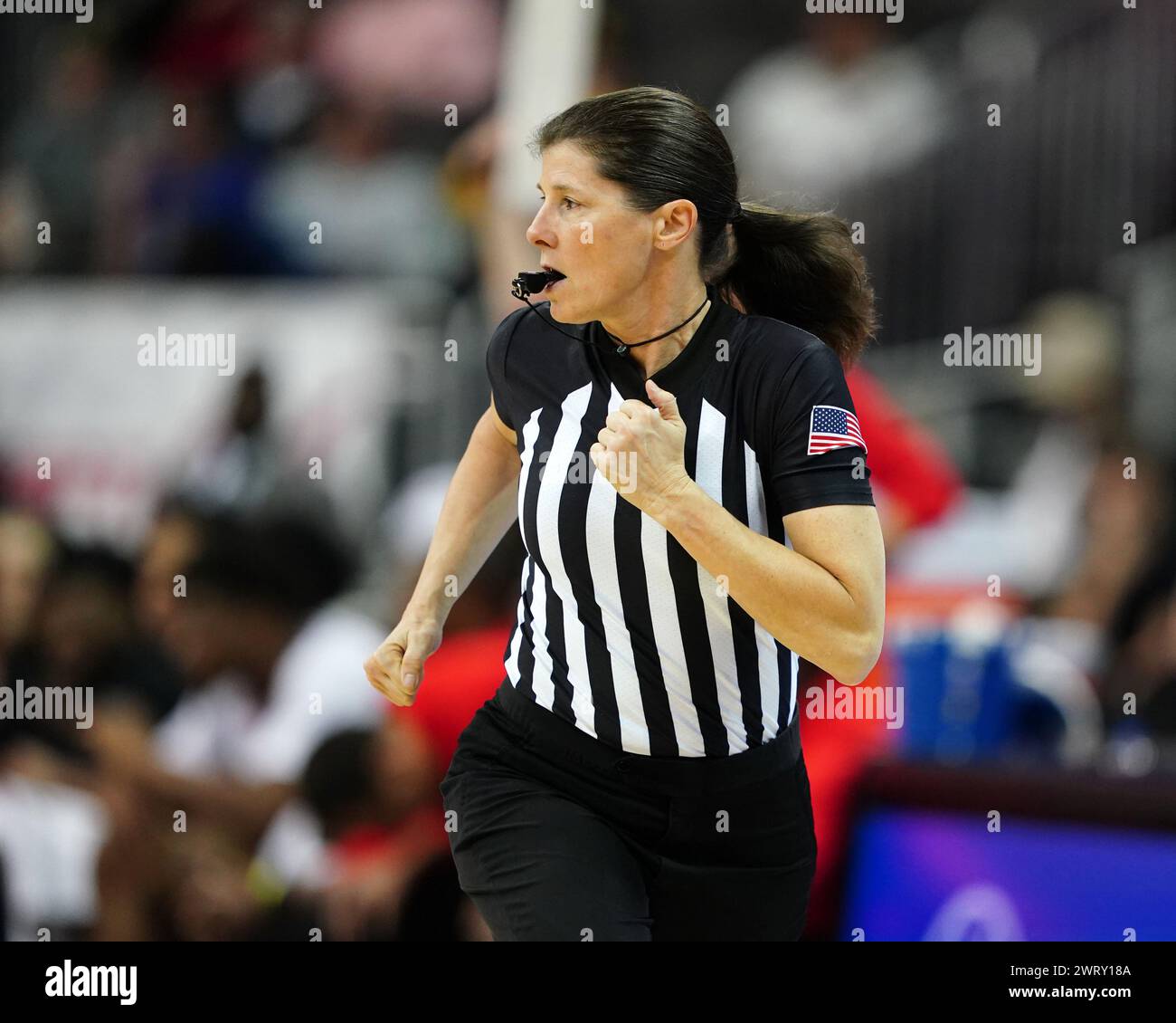 14 MARZO 2024: Amy Bonner ufficiale tiene il passo con l'azione nel Big 12 Championship Tournament al T-Mobile Center, Kansas City, Missouri. Jon Robichaud/CSM. (Immagine di credito: © Jon Robichaud/Cal Sport Media) Foto Stock