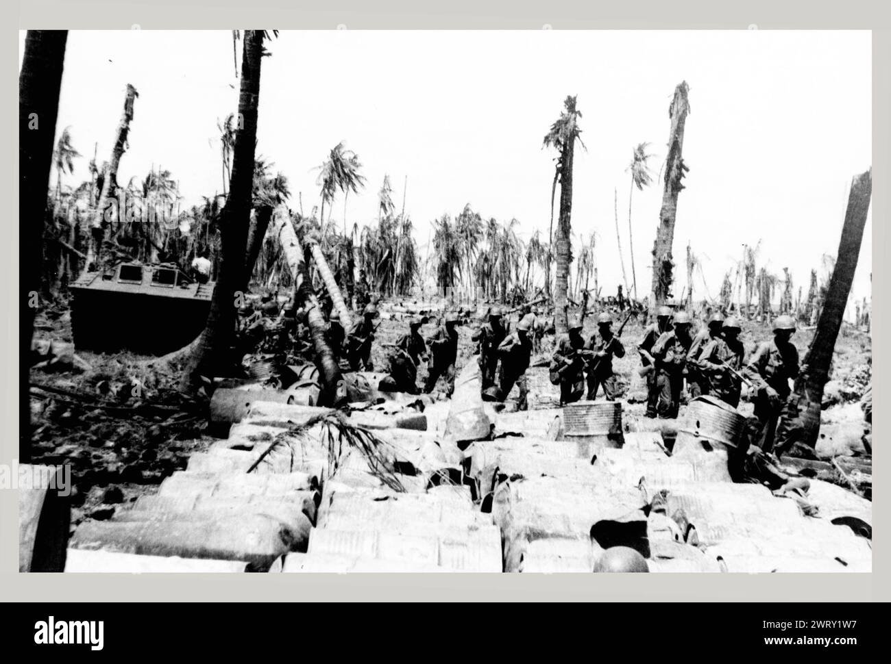 18 maggio 1944: Isola di Wakde, nuova Guinea olandese: Soldati della compagnia B 163rd Infantry Regiment, 41st Division in attesa del ritorno dell'avanguardia. (Immagine di credito: © Keystone Press Agency/ZUMA Press Wire). SOLO PER USO EDITORIALE! Non per USO commerciale! Foto Stock