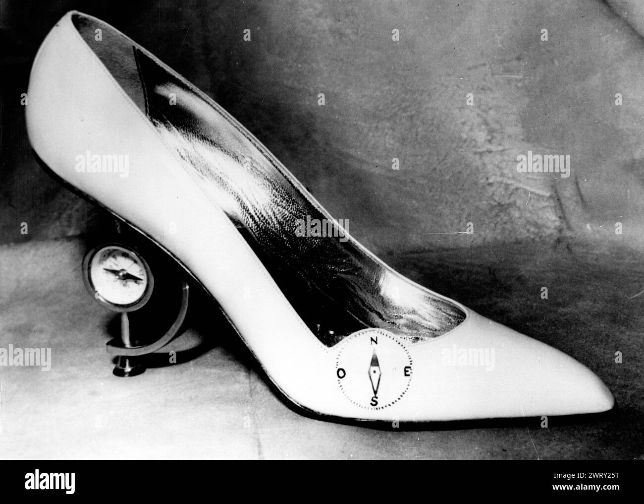 16 gennaio 1960: Roma, Italia: Le ultime novità di calzature dall'Italia. I vestiti e le scarpe dal design italiano hanno un grande impatto su alcuni segmenti del pubblico consapevole dell'abbigliamento in Gran Bretagna. Gli ultimi modelli di scarpe che si prevede saranno visti nei negozi di questo paese più avanti nel corso dell'anno, sono stati mostrati ad uno speciale cocktail party a Roma. Una bussola situata nel tallone dello spettacolo di questo design in pelle bianca è uno dei tanti nuovi stili: (Credit Image: © Keystone Press Agency/ZUMA Press Wire). SOLO PER USO EDITORIALE! Non per USO commerciale! Foto Stock