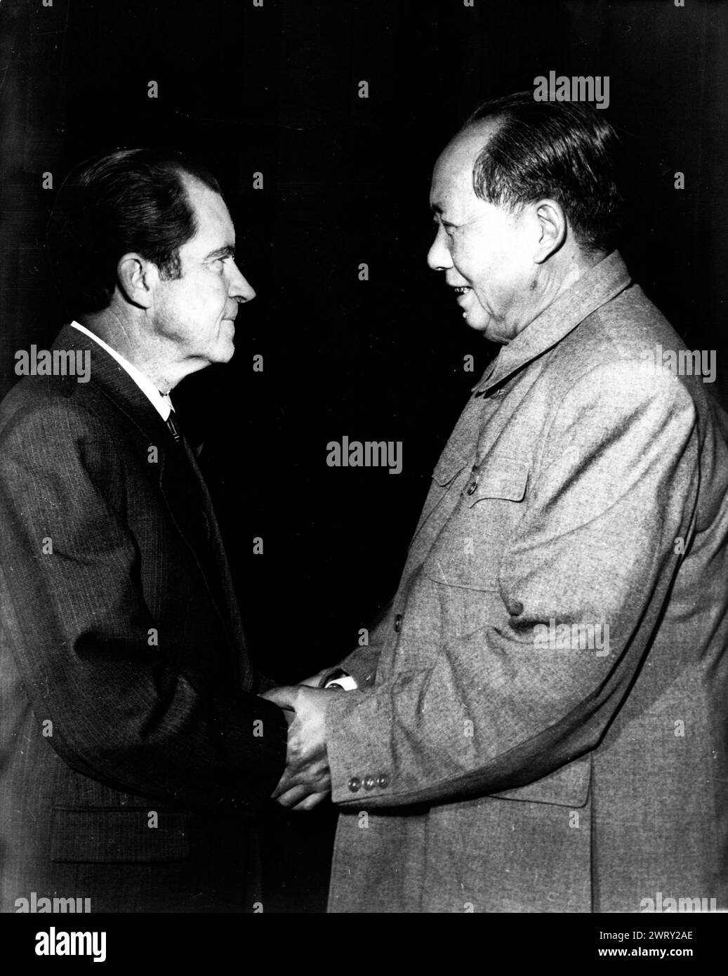 21 febbraio 1972: Pechino, Cina: L'incontro di Nixon, Mao sarà cordiale? Questa foto è un montaggio che prefigura il prossimo incontro tra il presidente americano RICHARD NIXON e il presidente cinese MAO TSE Young. Richard Nixon e sua moglie, Pat, partirono per la Cina via Hawaii e Guam. Si spera che questo storico incontro possa influenzare la soluzione della guerra in Vietnam e che la vita politica internazionale diventi meno tempestosa: (Immagine di credito: © Keystone Press Agency/ZUMA Press Wire). SOLO PER USO EDITORIALE! Non per USO commerciale! Foto Stock