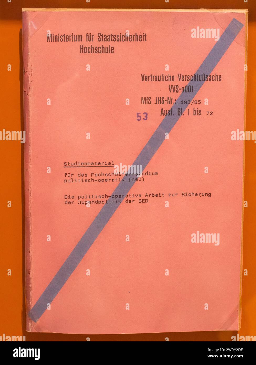 Materiale di studio della scuola di legge MFS su "assicurare le politiche giovanili", (c. 1985) in mostra al Museo della Stasi di Berlino, Germania. Foto Stock