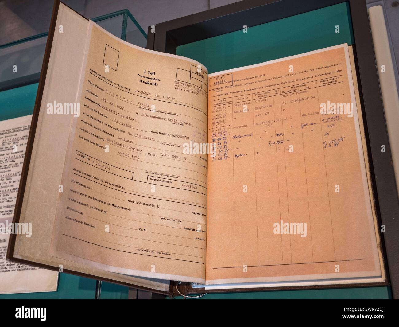 Un tipico file personale MFS che registra la vita di Volker Schwarz in mostra al Museo Stasi di Berlino, Germania. Foto Stock