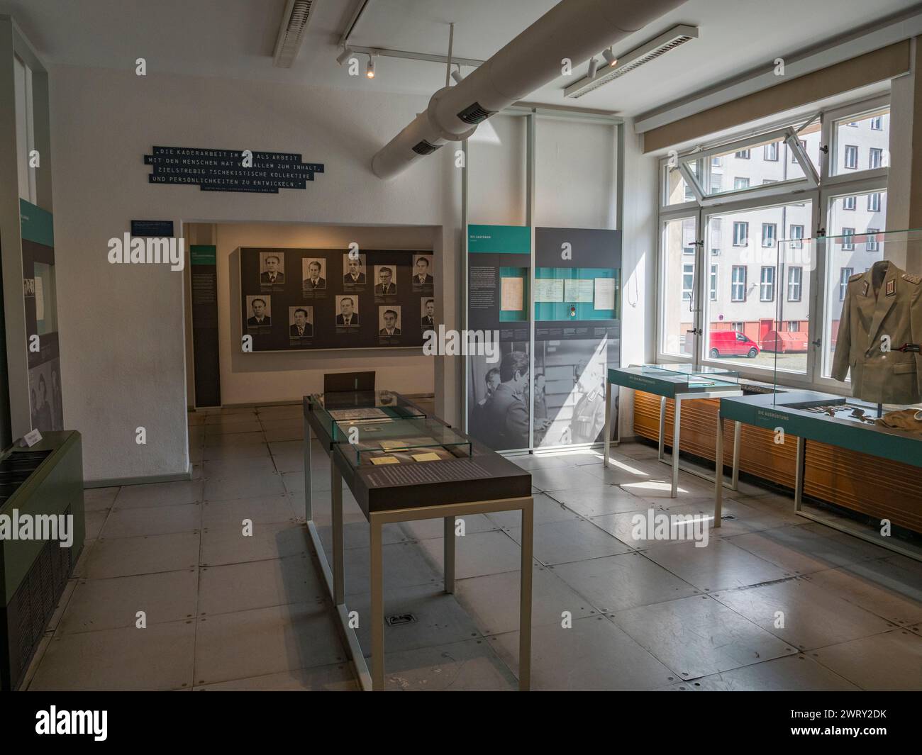 Vista generale delle esposizioni all'interno del Museo della Stasi, ex sede del Ministero della sicurezza dello Stato. Berlino, Germania. Foto Stock