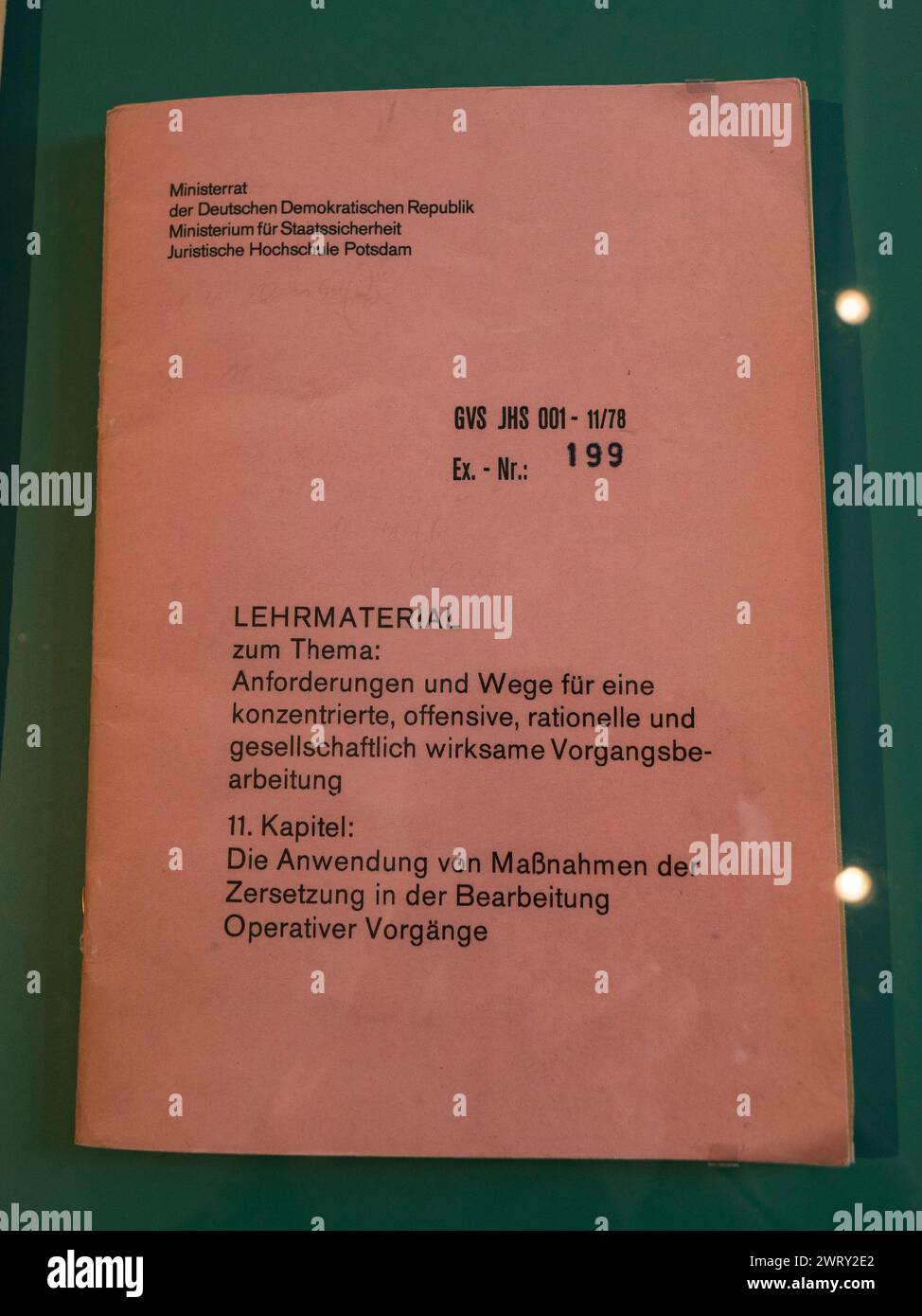 Materiale formativo della scuola di legge MFS sulle "misure di molestie psicologiche" (c. 1977) in mostra al Museo Stasi di Berlino, Germania. Foto Stock