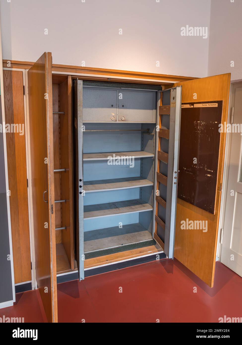 Armadietto di sicurezza all'interno di un armadietto a muro all'interno degli uffici del Museo della Stasi, ex sede del Ministero della sicurezza dello Stato. Berlino, Germania. Foto Stock