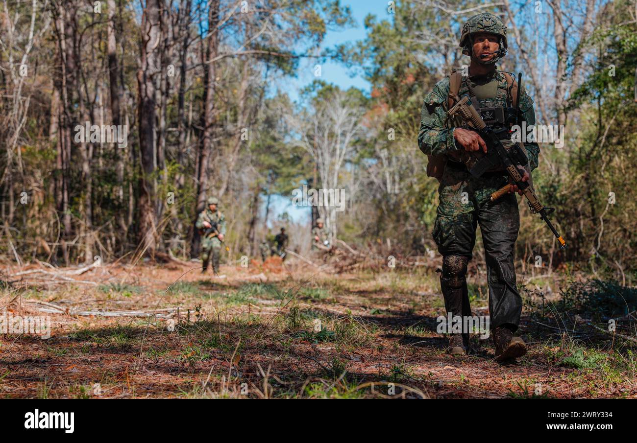 Marine olandesi con il Marine Squadron Carib, pattuglia del corpo dei Marines olandesi durante l'esercitazione Caribbean Urban Warrior a Camp Lejeune, Carolina del Nord, 12 marzo 2024. Exercise Caribbean Urban Warrior è un'evoluzione di addestramento bilaterale progettata per aumentare l'interoperabilità globale tra 2d Marine Division e Marine Squadron Carib. (Foto del corpo dei Marines degli Stati Uniti di Megan Ozaki) Foto Stock