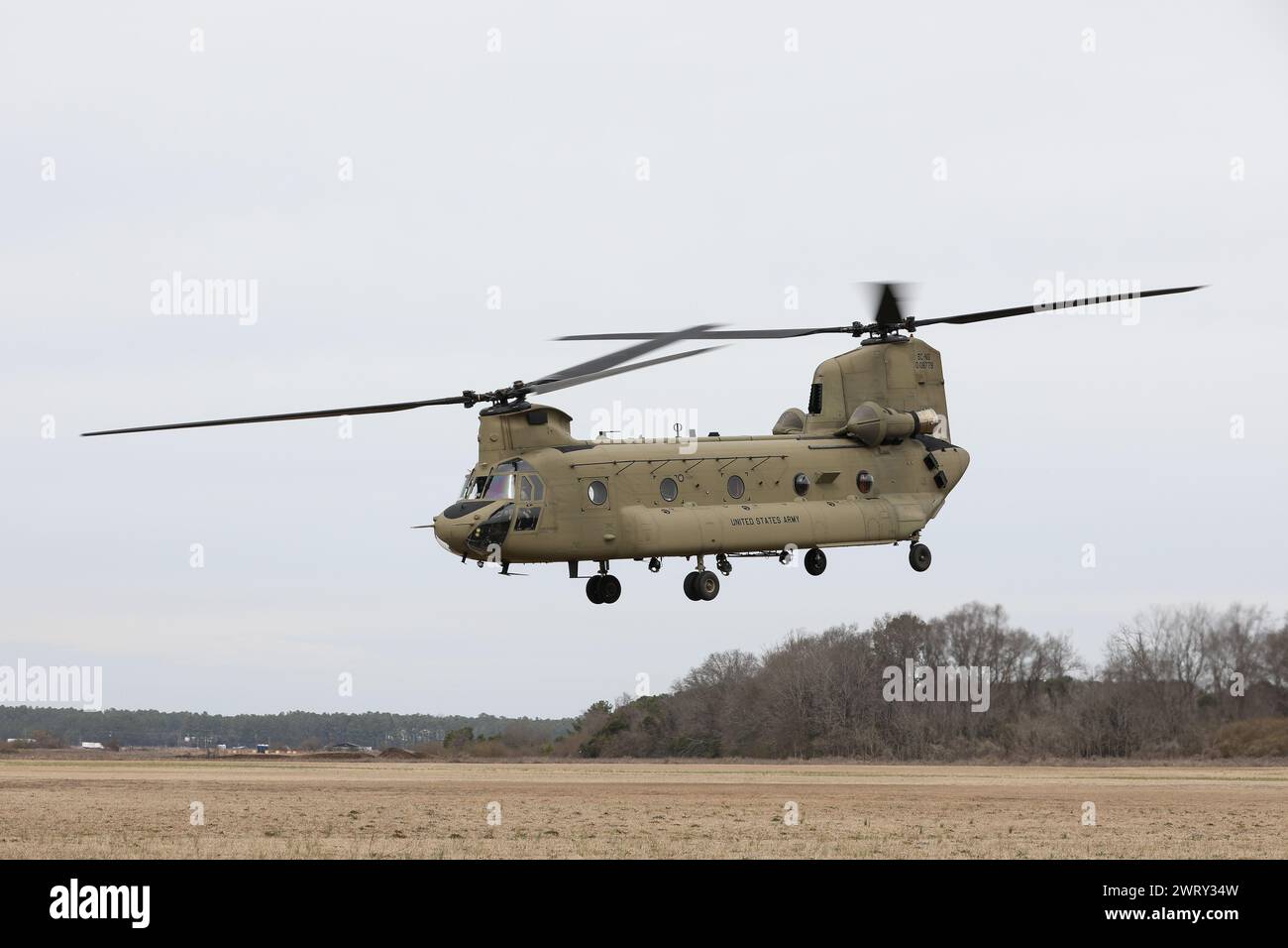 Un elicottero CH-47F Chinook dell'esercito statunitense assegnato al distaccamento 1, B Company, 2-238th Aviation Regiment, 59th Aviation Troop Command, South Army Carolina National Guard, supporta i paracadutisti dello U.S. Army Special Operations Command durante un evento di paradrop valutario nelle vicinanze dell'aeroporto Laurinburg-Maxton, Scotland County, North Carolina 9 febbraio 2024. (Foto della Guardia Nazionale dell'Esercito degli Stati Uniti Sgt. 1st Class Roby di Giovine, Guardia Nazionale della Carolina del Sud) Foto Stock