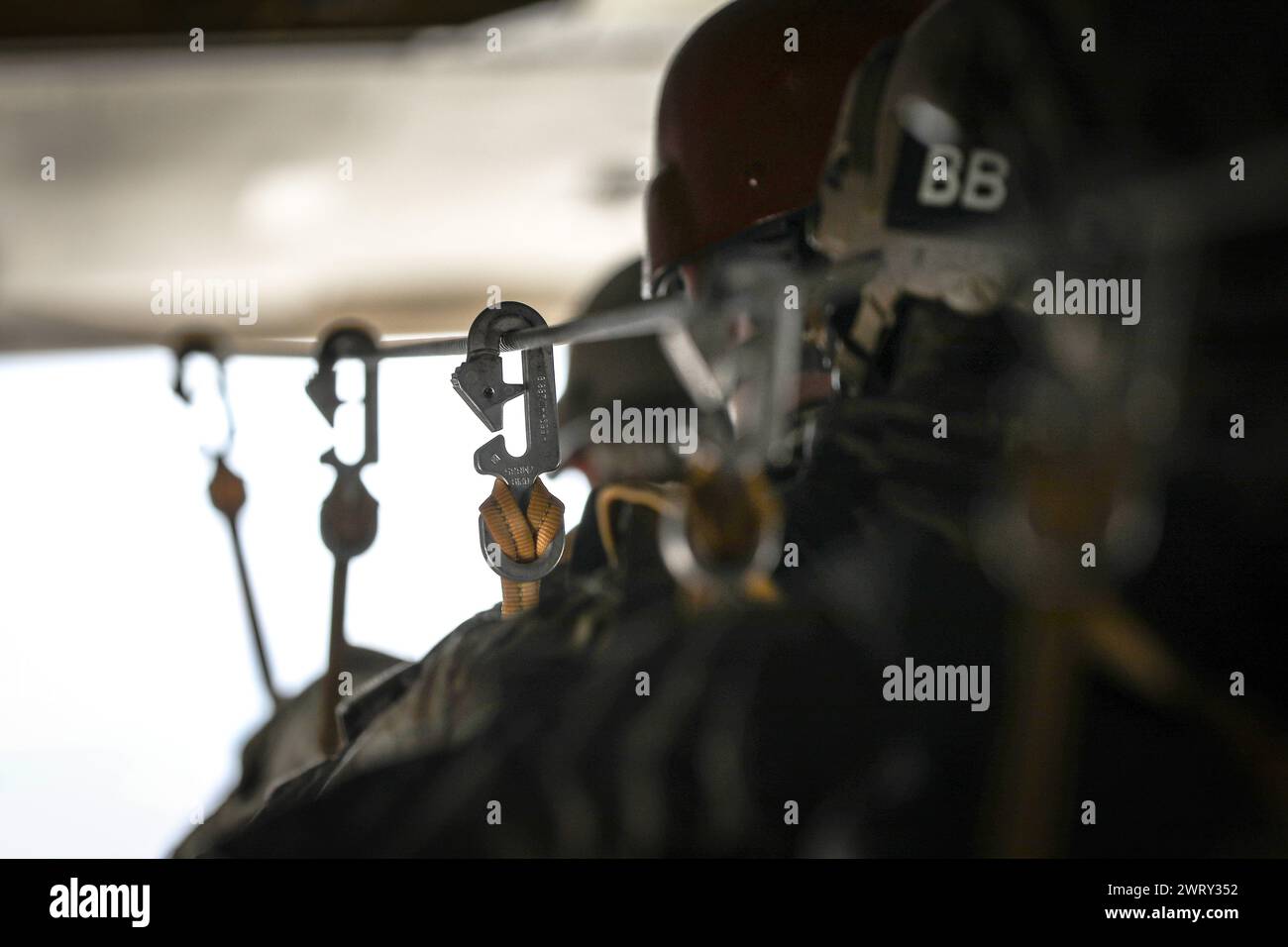 Un elicottero CH-47F Chinook dell'esercito statunitense assegnato al distaccamento 1, B Company, 2-238th Aviation Regiment, 59th Aviation Troop Command, South Army Carolina National Guard, supporta i paracadutisti dello U.S. Army Special Operations Command durante un evento di paradrop valutario nelle vicinanze dell'aeroporto Laurinburg-Maxton, Scotland County, North Carolina 9 febbraio 2024. (Foto della Guardia Nazionale dell'Esercito degli Stati Uniti Sgt. 1st Class Roby di Giovine, Guardia Nazionale della Carolina del Sud) Foto Stock