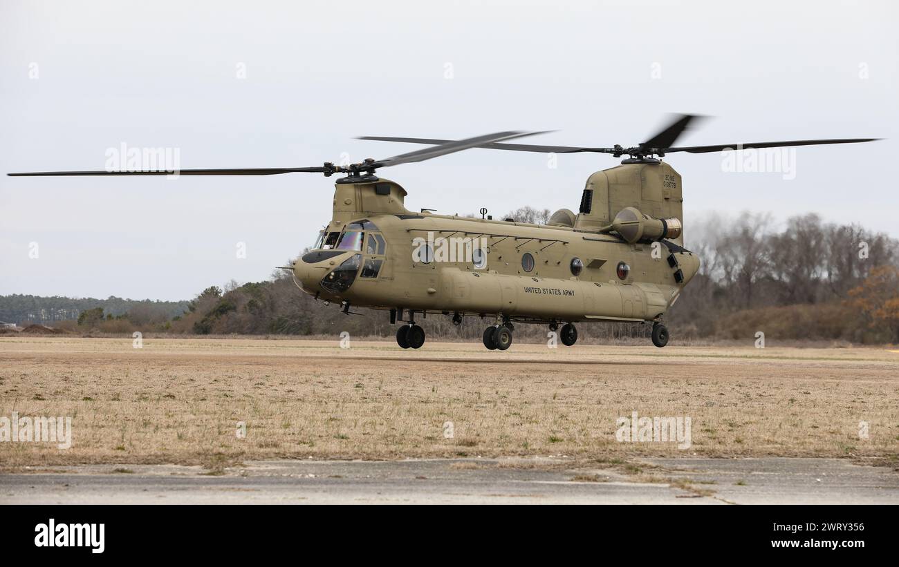 Un elicottero CH-47F Chinook dell'esercito statunitense assegnato al distaccamento 1, B Company, 2-238th Aviation Regiment, 59th Aviation Troop Command, South Army Carolina National Guard, supporta i paracadutisti dello U.S. Army Special Operations Command durante un evento di paradrop valutario nelle vicinanze dell'aeroporto Laurinburg-Maxton, Scotland County, North Carolina 9 febbraio 2024. (Foto della Guardia Nazionale dell'Esercito degli Stati Uniti Sgt. 1st Class Roby di Giovine, Guardia Nazionale della Carolina del Sud) Foto Stock