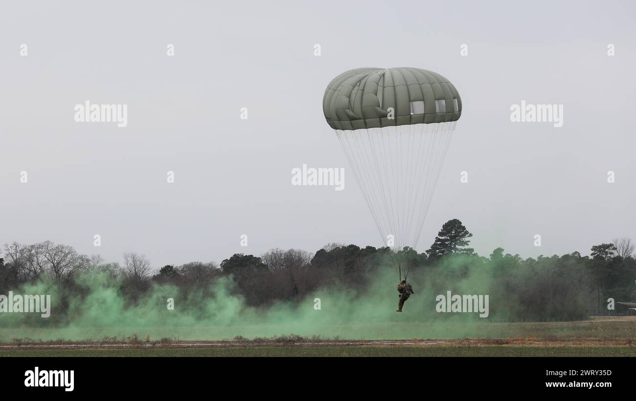 Un elicottero CH-47F Chinook dell'esercito statunitense assegnato al distaccamento 1, B Company, 2-238th Aviation Regiment, 59th Aviation Troop Command, South Army Carolina National Guard, supporta i paracadutisti dello U.S. Army Special Operations Command durante un evento di paradrop valutario nelle vicinanze dell'aeroporto Laurinburg-Maxton, Scotland County, North Carolina 9 febbraio 2024. (Foto della Guardia Nazionale dell'Esercito degli Stati Uniti Sgt. 1st Class Roby di Giovine, Guardia Nazionale della Carolina del Sud) Foto Stock