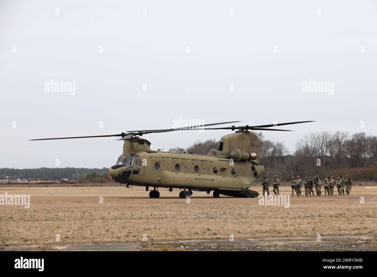 Un elicottero CH-47F Chinook dell'esercito statunitense assegnato al distaccamento 1, B Company, 2-238th Aviation Regiment, 59th Aviation Troop Command, South Army Carolina National Guard, supporta i paracadutisti dello U.S. Army Special Operations Command durante un evento di paradrop valutario nelle vicinanze dell'aeroporto Laurinburg-Maxton, Scotland County, North Carolina 9 febbraio 2024. (Foto della Guardia Nazionale dell'Esercito degli Stati Uniti Sgt. 1st Class Roby di Giovine, Guardia Nazionale della Carolina del Sud) Foto Stock