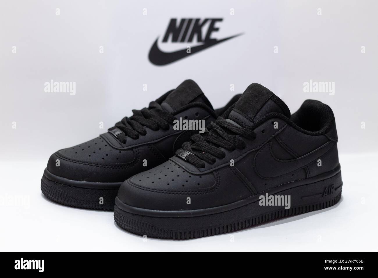 Bulgaria 03 19 2024: Sneakers Nike nere su sfondo bianco con testo nero e buona illuminazione. Foto Stock