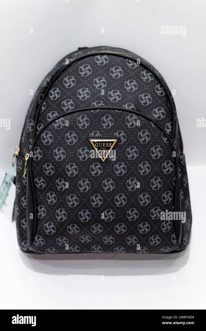 Bulgaria - 3 19 2024: Zaino nero e marrone fashion Guess per donne. Foto Stock