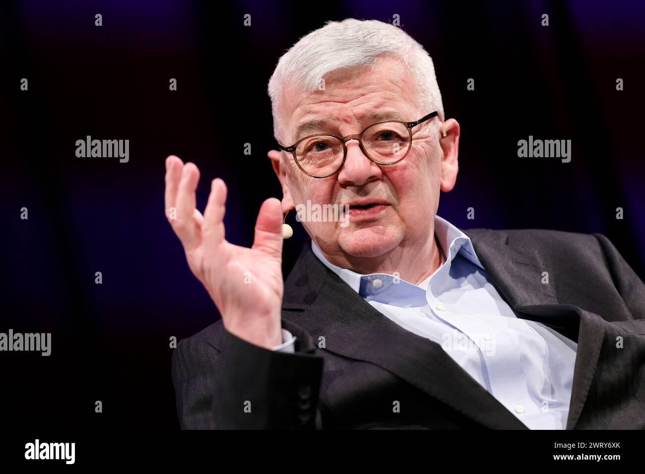 Politiker Joschka Fischer Grüne bei der Litcologne-Veranstaltung Joschka Fischer und Herfried Münkler über die Welt in Aufruhr und die Zukunft der geopolitischen Ordnung im WDR-Funkhaus. Köln, 14.03.2024 NRW Deutschland *** politico Joschka Fischer Greens all'evento Litcologne Joschka Fischer e Herfried Münkler sul mondo in tumulto e il futuro dell'ordine geopolitico al WDR Funkhaus di Colonia, 14 03 2024 NRW Germania Copyright: XChristophxHardtx Foto Stock