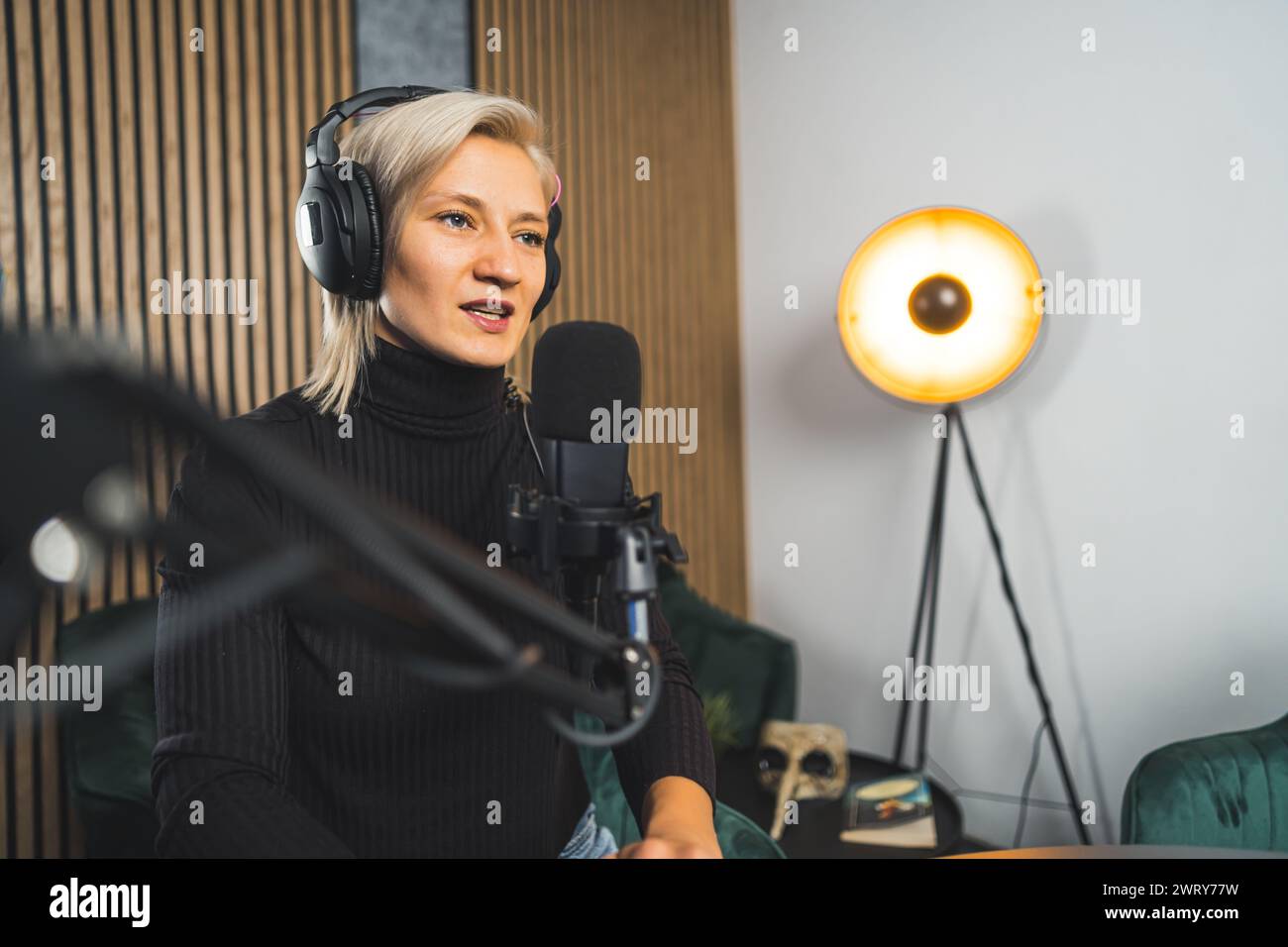 Donna, presentatore radiofonico e discorso al microfono. Podcast host, registrazione e talk show aziendale con audio, tecnologia e informazioni in live streaming in studio. Foto di alta qualità Foto Stock