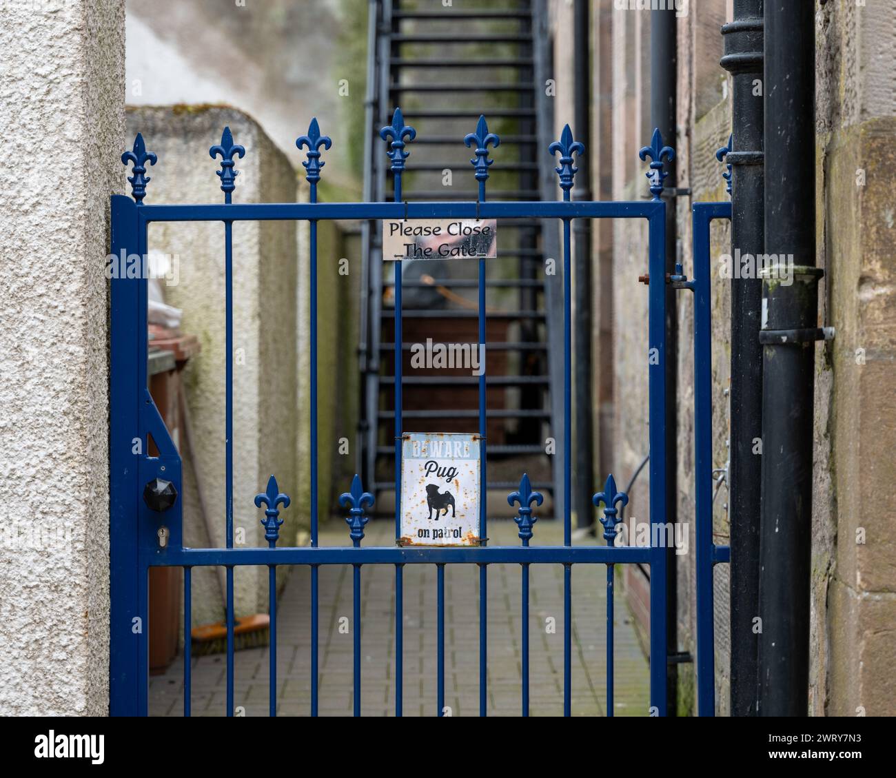 14 marzo 2024. Elgin, Moray, Scozia. Questo è un cartello su un cancello che indica che un cane da cane è in pattuglia. Foto Stock