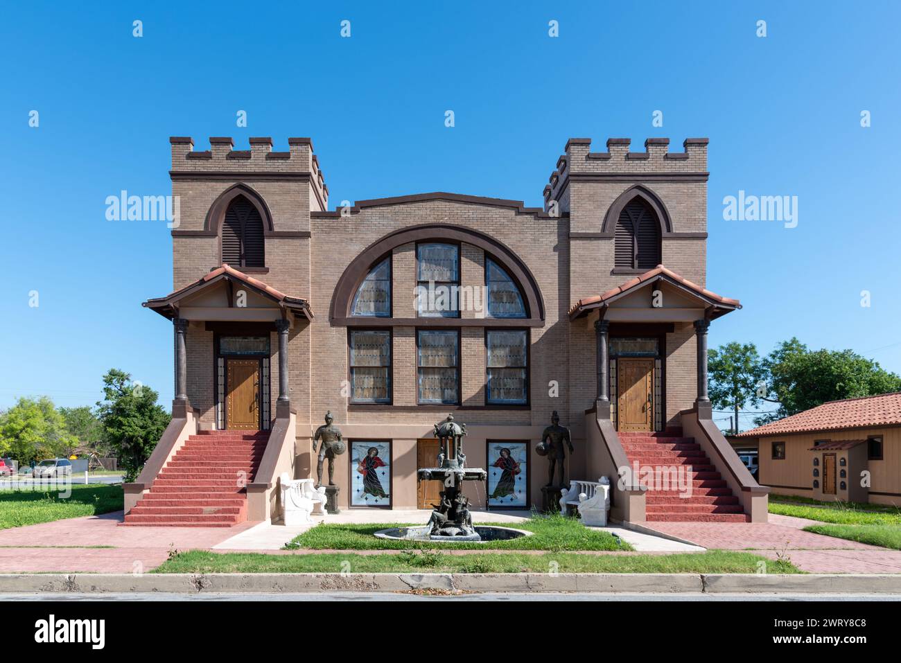 Edificio in pietra di stile castello con torrette, originariamente una chiesa battista, poi un ufficio dentista, poi un centro eventi, ora chiuso, McAllen, Texas, Foto Stock