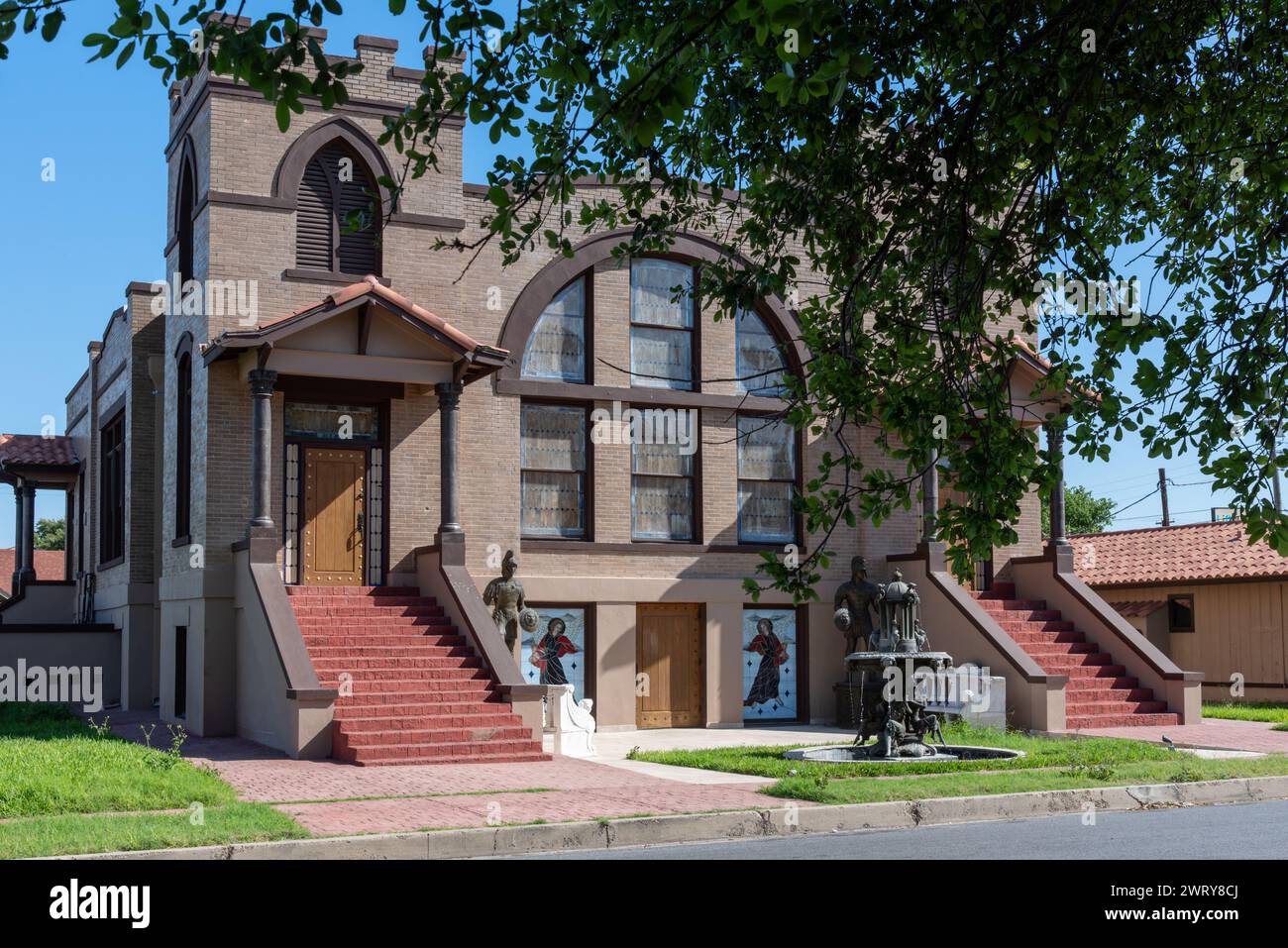 Edificio in stile castello di pietra con torrette, originariamente una chiesa battista, poi un ufficio dentista, poi un centro eventi, ora chiuso, McAllen, Texas, Foto Stock