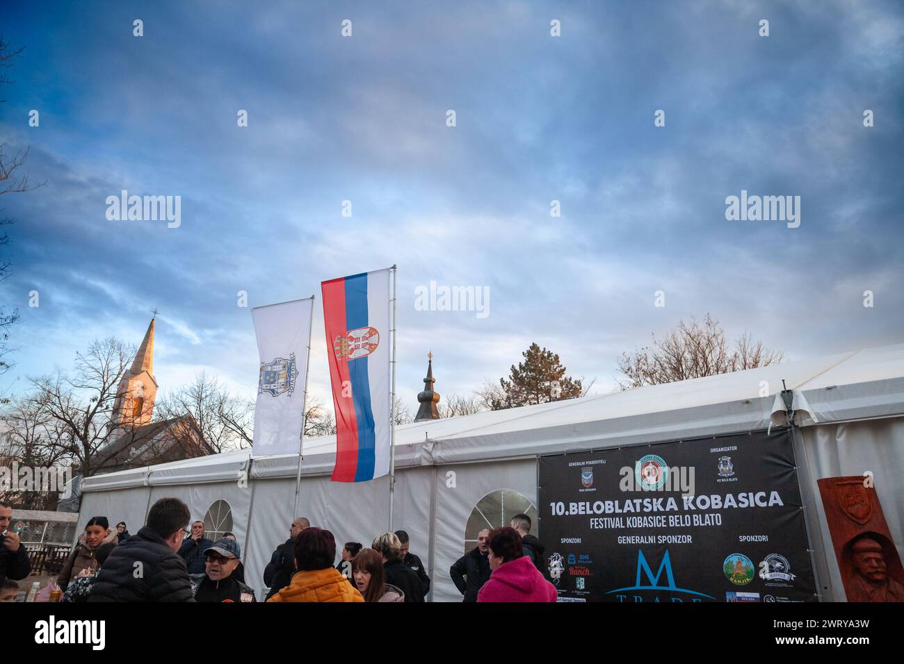 Foto dell'ingresso alla kobasicijada di Belo Blato. Una "Kobasicijada" è un festival tradizionale incentrato sulla celebrazione e la competizione del fare Foto Stock