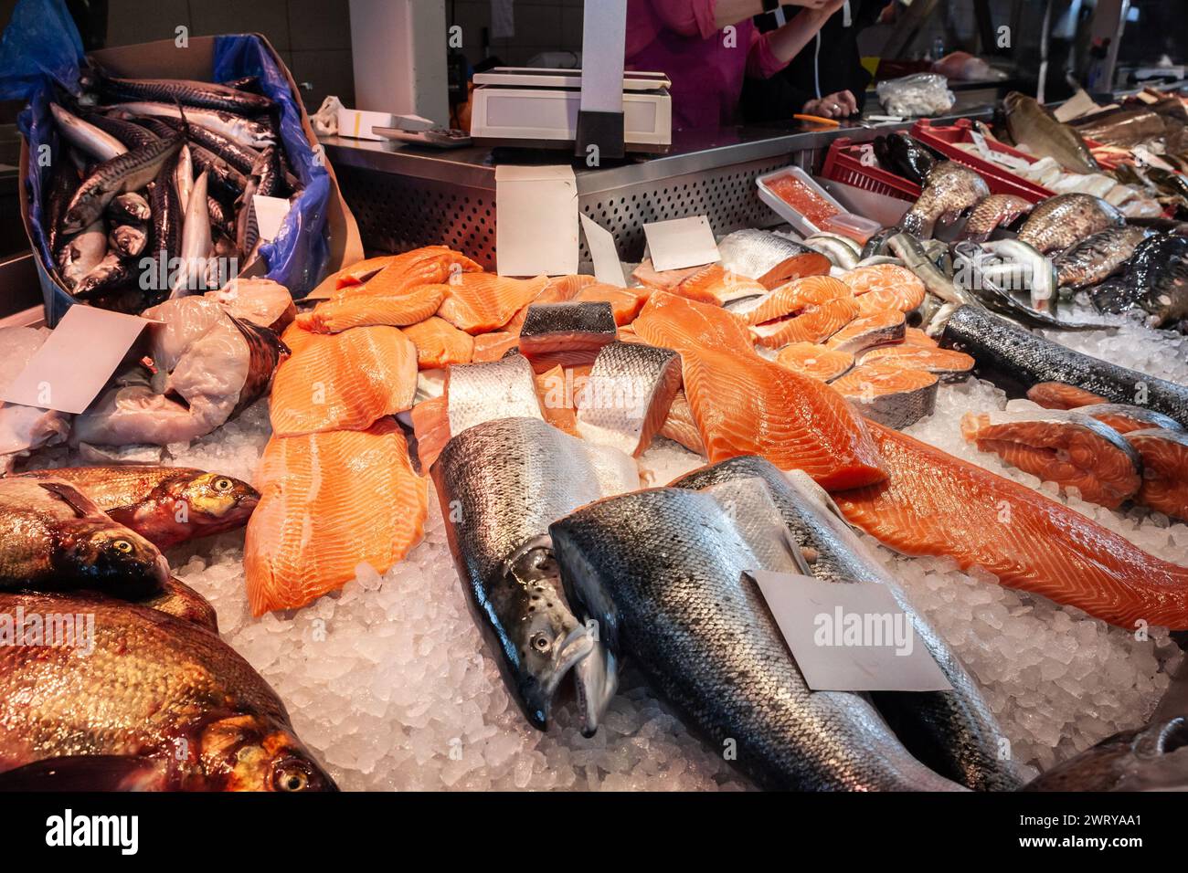 Immagine di un banco che vende salmone a un pescivendolo di centraltirgus a riga, in lettonia. Riga Central Market è il più grande mercato e bazar d'Europa a riga, Foto Stock