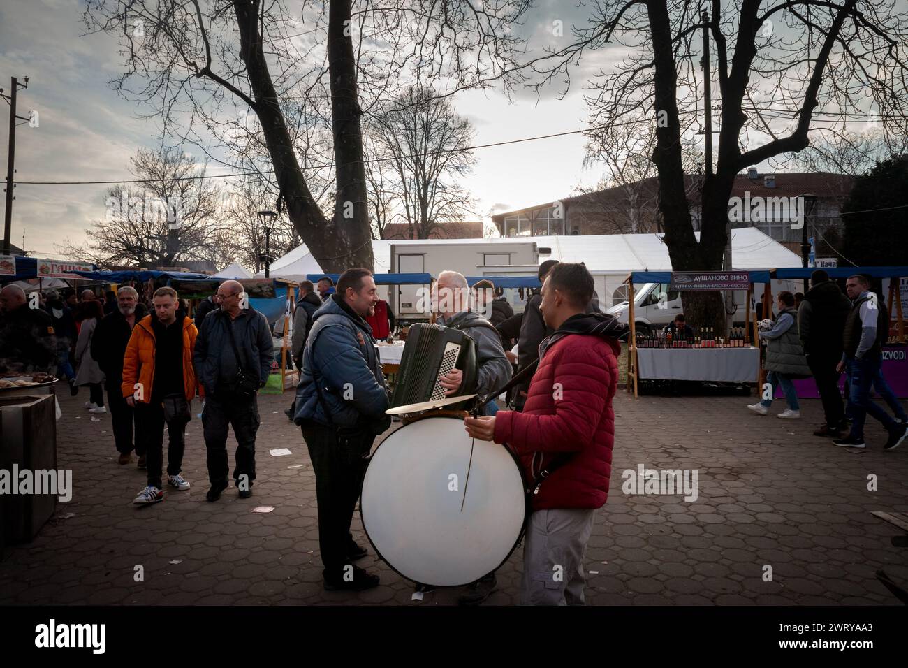 Foto di un gruppo di giocatori di trubaci per le strade di Kacarevo, serbia. "Trubači" si riferisce alle bande di ottoni, tipicamente presenti nei Balcani, e particu Foto Stock