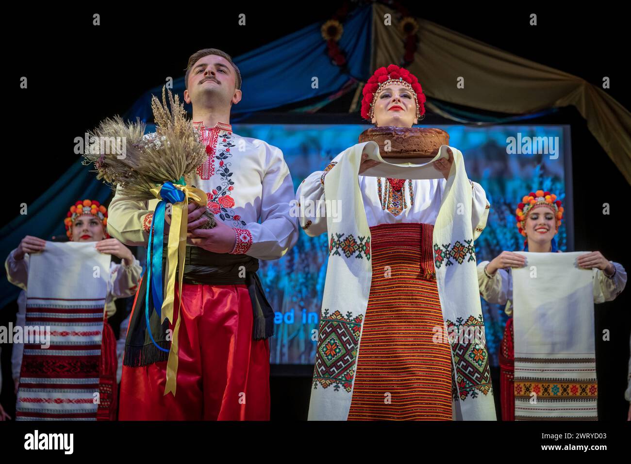 Il Prolisok Ukrainian Dance Group organizza un concerto di beneficenza per la raccolta di fondi per l'Ucraina allo Shaw Theatre, Londra, Regno Unito Foto Stock
