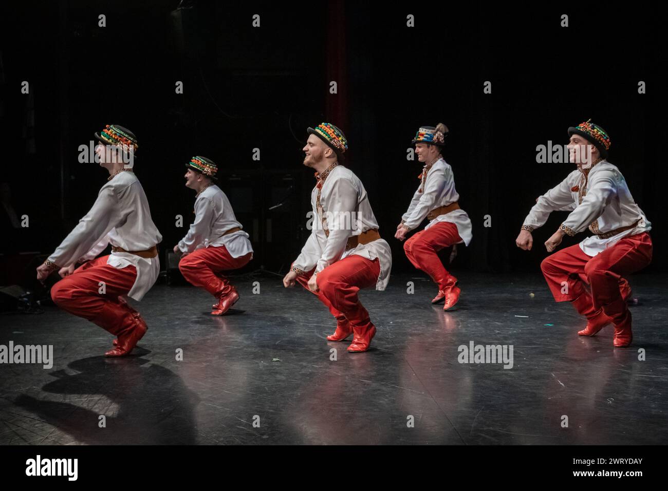 Il Prolisok Ukrainian Dance Group organizza un concerto di beneficenza per la raccolta di fondi per l'Ucraina allo Shaw Theatre, Londra, Regno Unito Foto Stock