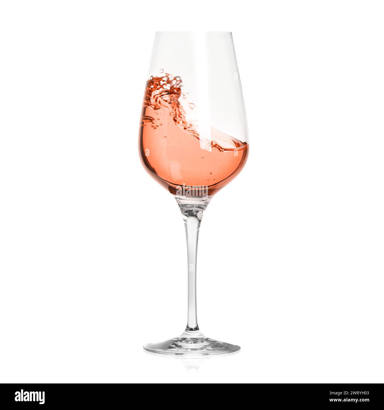 Vino rosa che spruzza in bicchiere su sfondo bianco Foto Stock