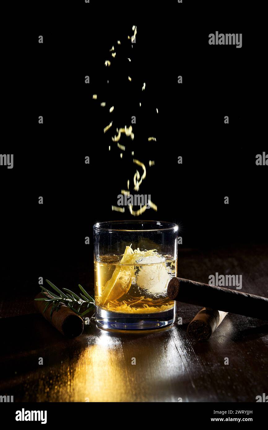 Il modo in cui metti la buccia di limone nel bicchiere Foto Stock