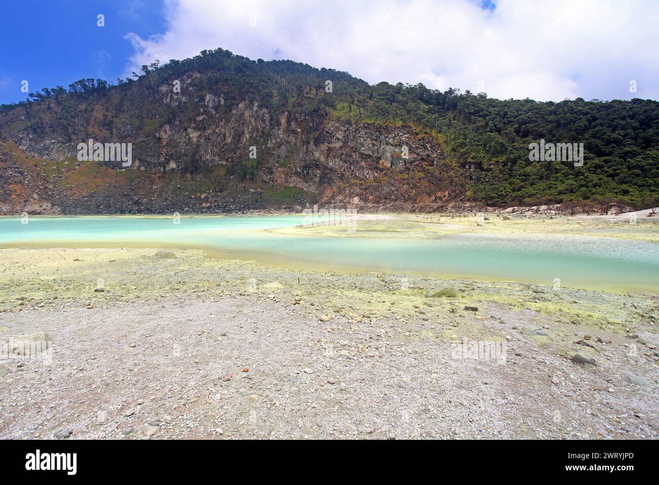 Kawah Putih o White Crater, un lago vulcanico di zolfo a Ciwidey, Bandung, Giava Occidentale, Indonesia. Foto Stock