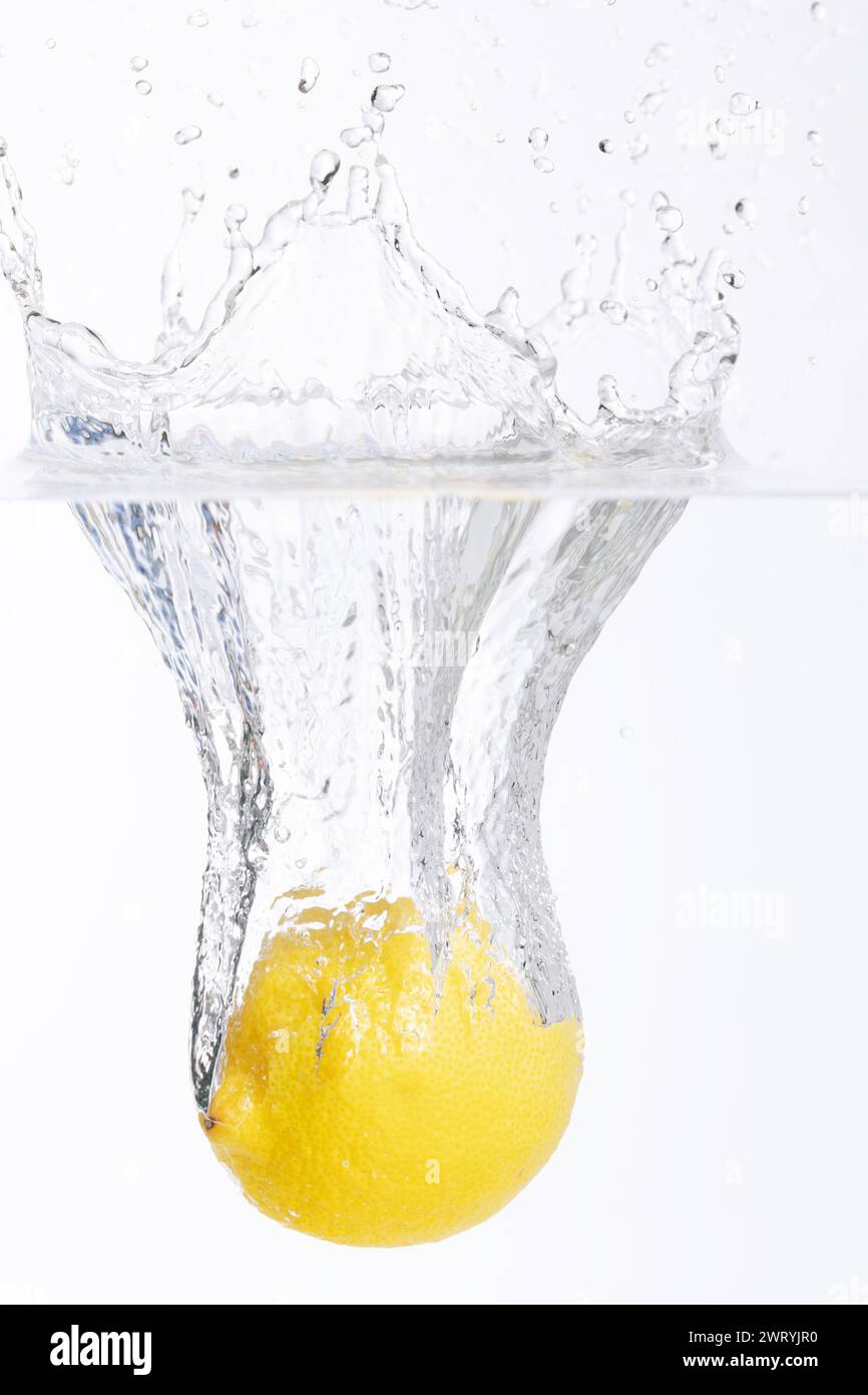 Limone fresco di cadere in acqua Foto Stock