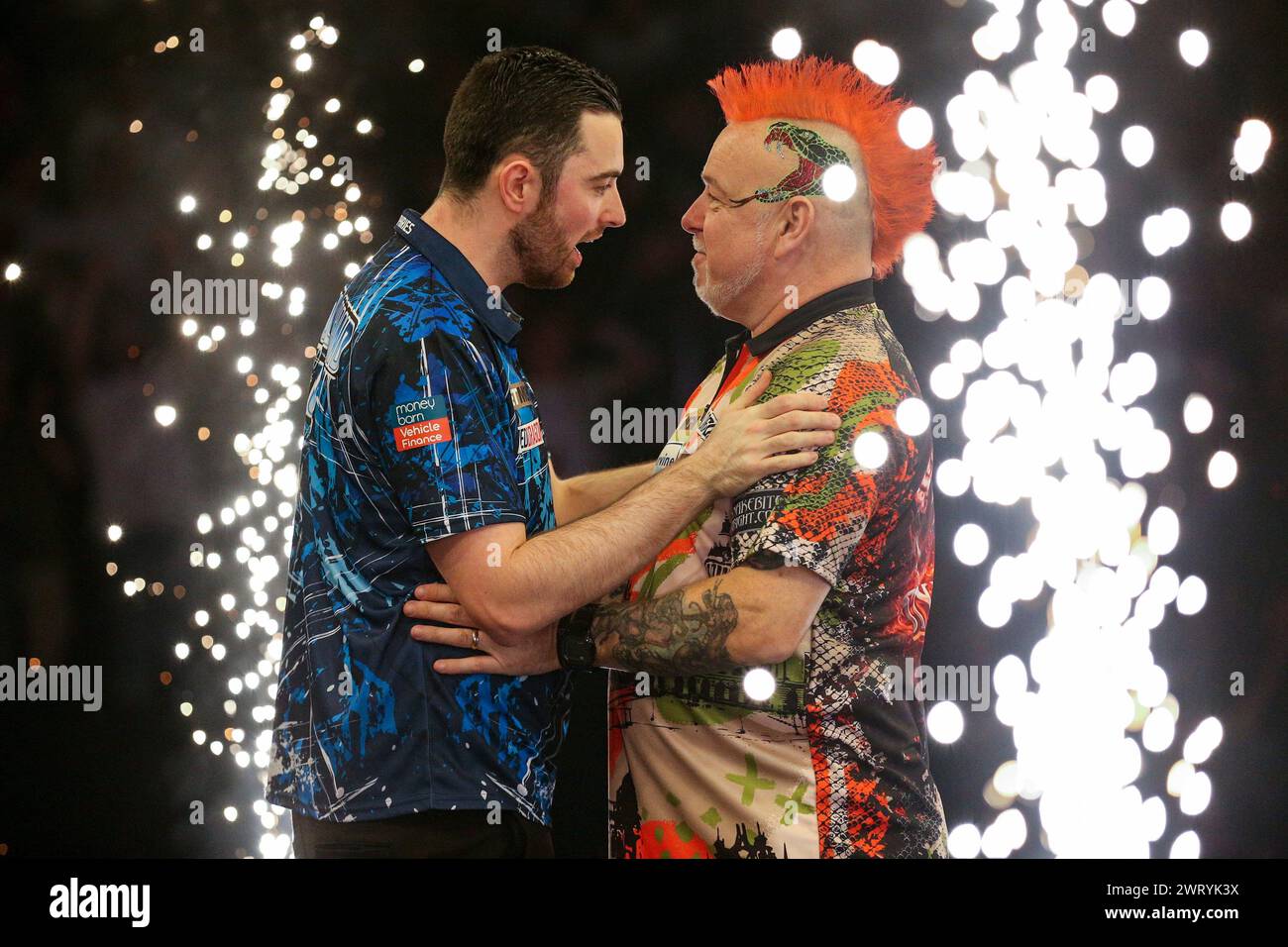 Nottingham, Regno Unito. 14 marzo 2024. Luke Humphries gesta commisera con Peter Wright durante la BetMGM Premier League Darts 2024, notte 7 alla Motorpoint Arena, Nottingham, Inghilterra, Regno Unito il 14 marzo 2024 Credit: Every Second Media/Alamy Live News Foto Stock