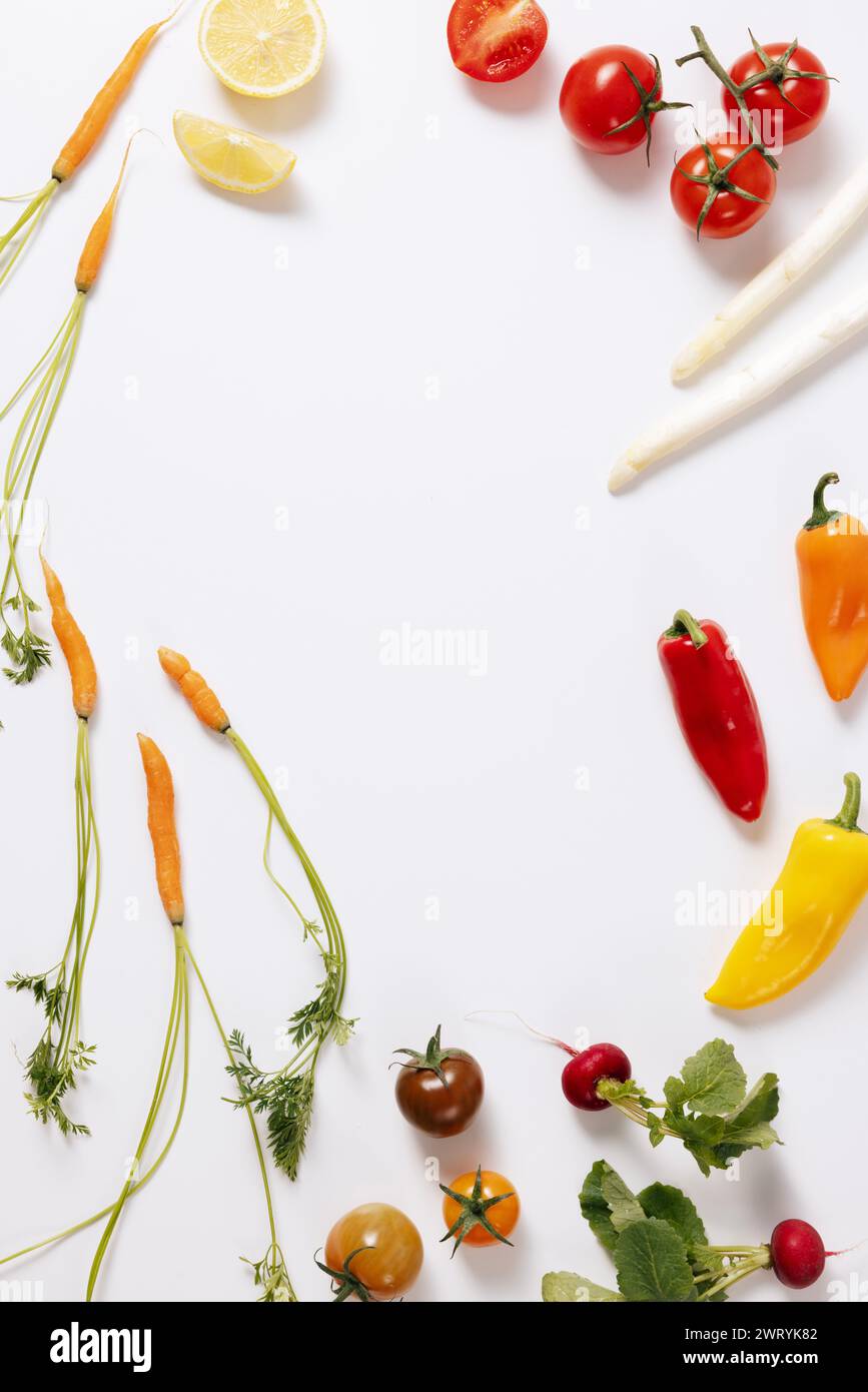 varie verdure disposte in un motivo circolare su sfondo bianco Foto Stock
