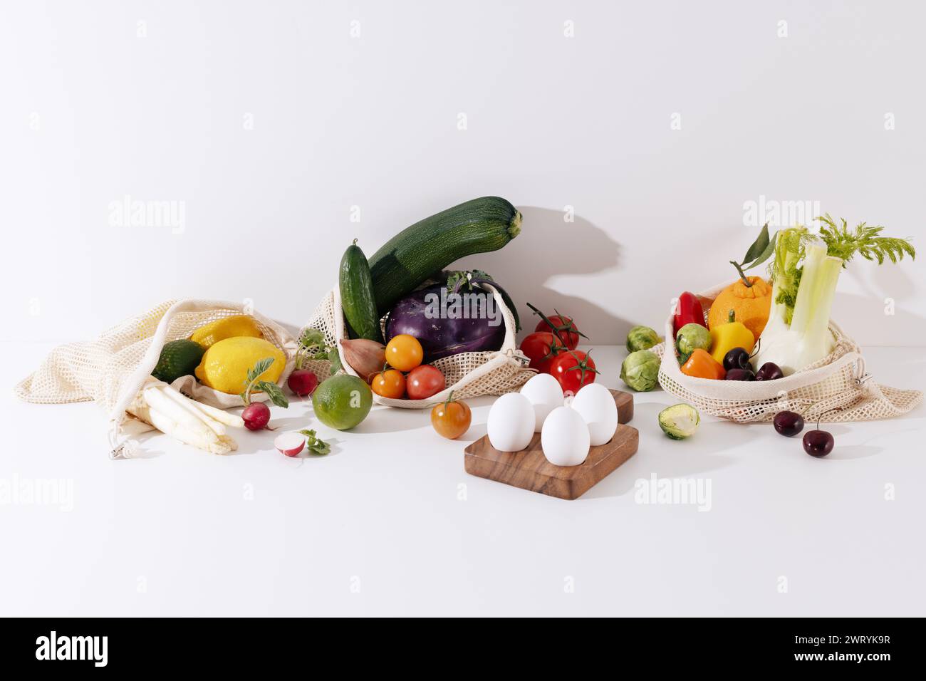 una varietà di insalate fresche, verdure e ingredienti di frutta Foto Stock