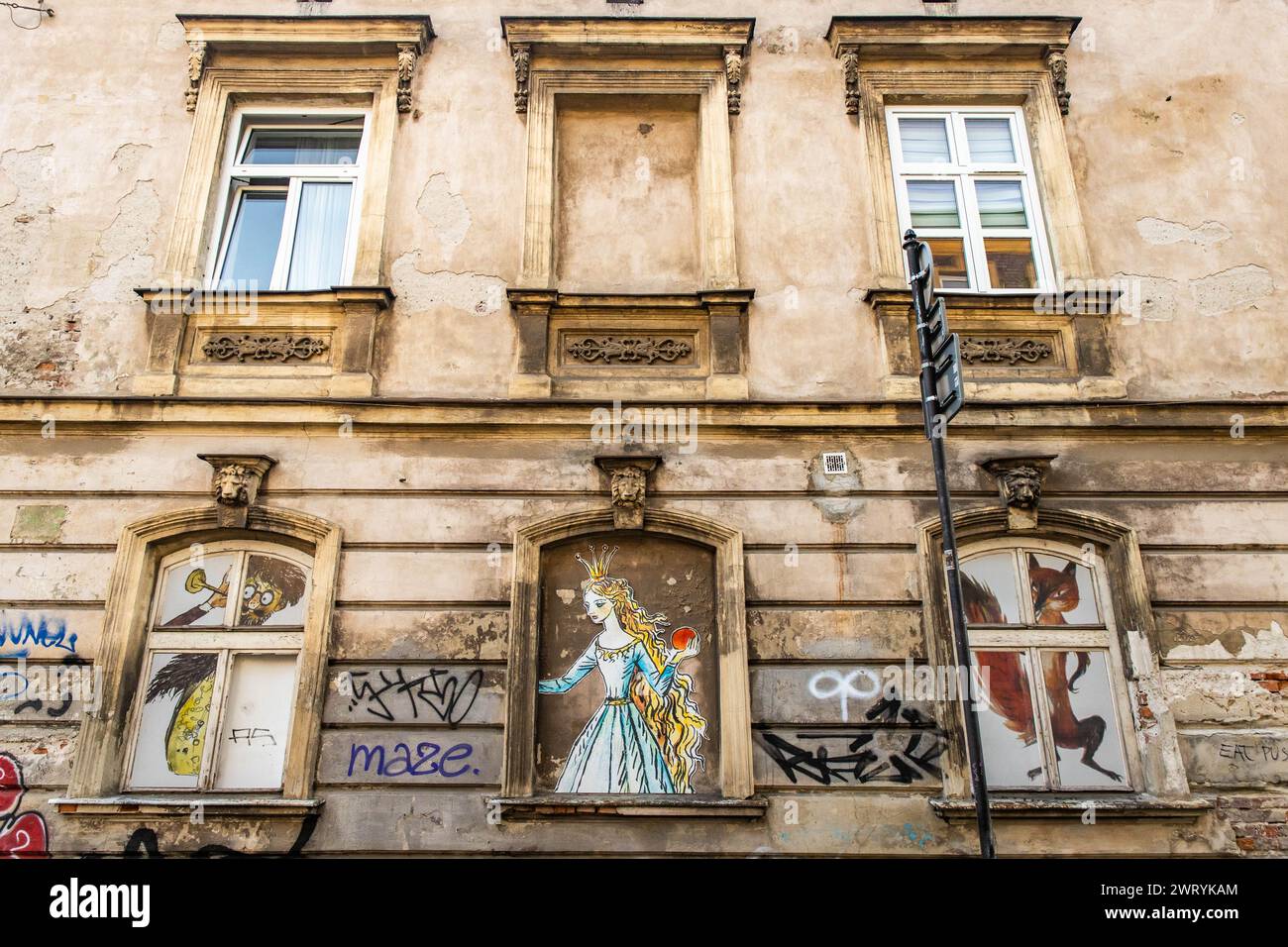 Cracovia, Polonia - 09-06-2023: Decorazioni di Street art sugli edifici del centro di Cracovia Foto Stock