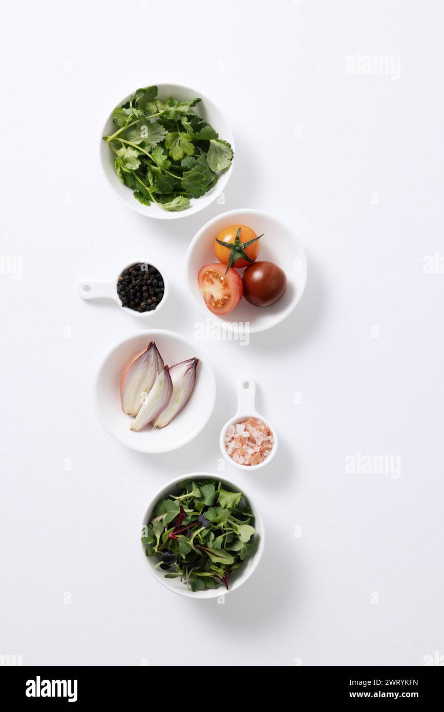 la composizione degli ingredienti dell'insalata su un piatto bianco Foto Stock