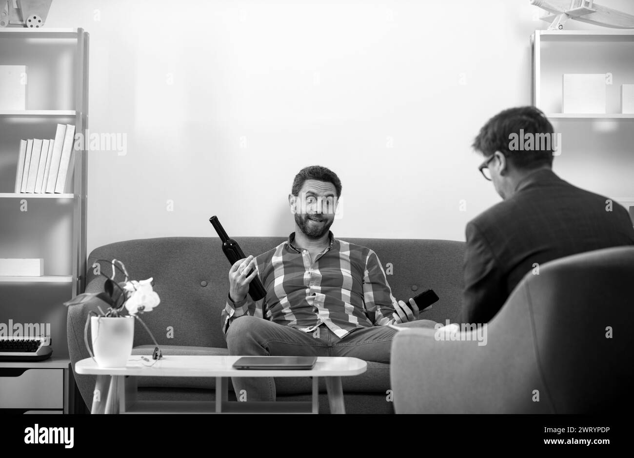 Risolvere il problema, dipendenza da alcol, ubriaco e abuso di alcol. Servizio sociale, paziente psicologico. Psicologia, concetto di terapia mentale. Alcolismo Foto Stock