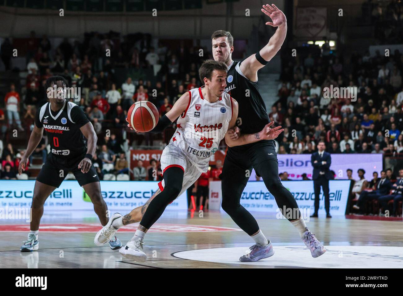 Varese, Italia. 13 marzo 2024. Hugo Besson #24 dell'Itelyum Varese (L) con Lubos Kovar #21 dell'era Nymburk (R) visto in azione durante i quarti di finale della FIBA Europe Cup 2023/24 tra Itelyum Varese ed era Nymburk all'Itelyum Arena. Punteggio finale; Itelyum Varese 91:76 era Nymburk crediti: SOPA Images Limited/Alamy Live News Foto Stock