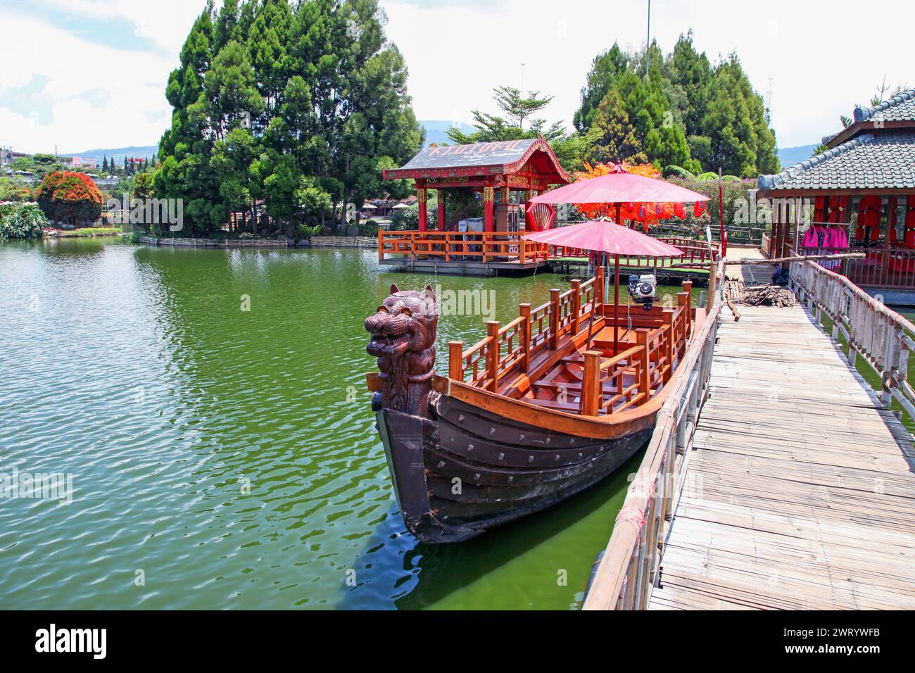 Mercato galleggiante a Lembang, a nord di Bandung City, Giava occidentale, Indonesia. Un luogo popolare per i turisti nazionali da visitare. Foto Stock