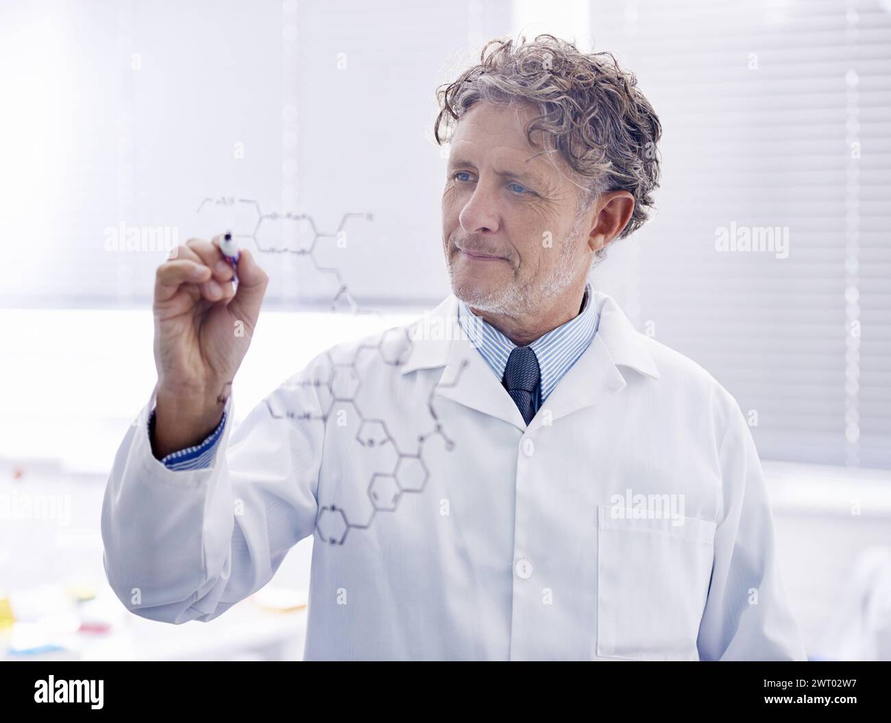 Uomo, ricerca e molecola con pareti in vetro, scrittura e soluzione con problem solving e analisi dei dati. Medico, professionale e scientifico con atomi Foto Stock