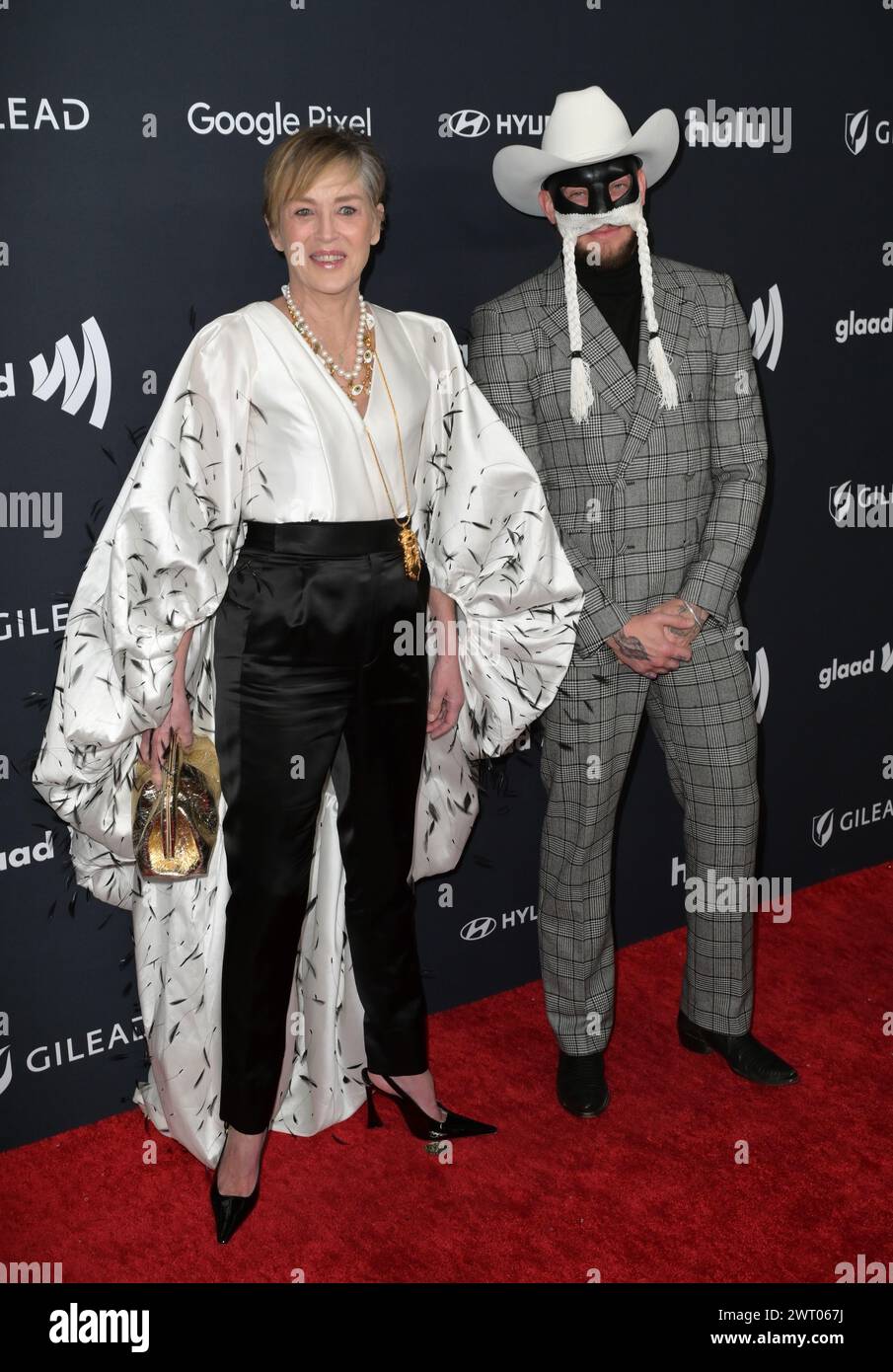 Los Angeles, Stati Uniti. 14 marzo 2024. LOS ANGELES, STATI UNITI. 14 marzo 2024: Sharon Stone & Orville Peck al 35° Annual GLAAD Media Awards al Beverly Hilton. Crediti fotografici: Paul Smith/Alamy Live News Foto Stock