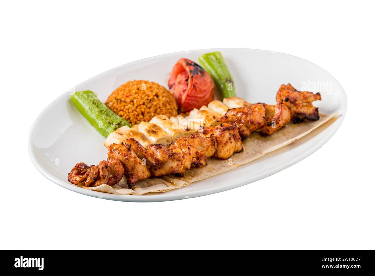 Tradizionale kebab di pollo alla griglia con verdure grigliate su spiedini Foto Stock