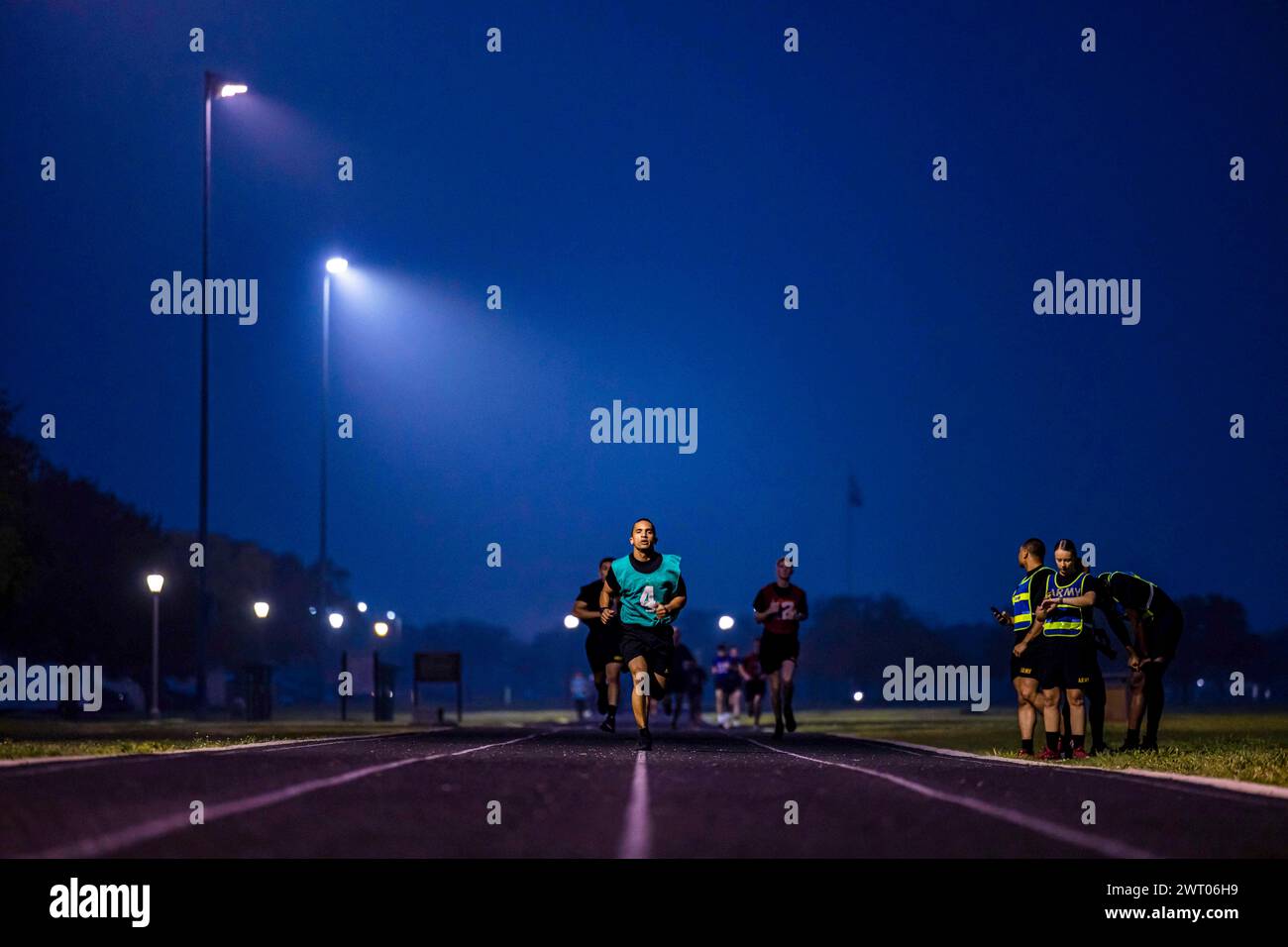 Fort Sam Houston, Texas, Stati Uniti. 27 febbraio 2024. Il sergente Raycel Dasher, assegnato alla U.S. Army South, esegue la corsa di tre miglia durante l'Army Combat fitness test per la U.S. Army South e la 470th Military Intelligence Brigade Best Warrior Competition sulla Joint base San Antonio - Fort Sam Houston, febbraio 27, 2024. I primi cinque concorrenti gareggeranno al concorso Army Futures Command Best Squad alla fine di quest'anno. (Foto di Joshua Taeckens) (immagine di credito: © U.S. Army/ZUMA Press Wire) SOLO PER USO EDITORIALE! Non per USO commerciale! Foto Stock
