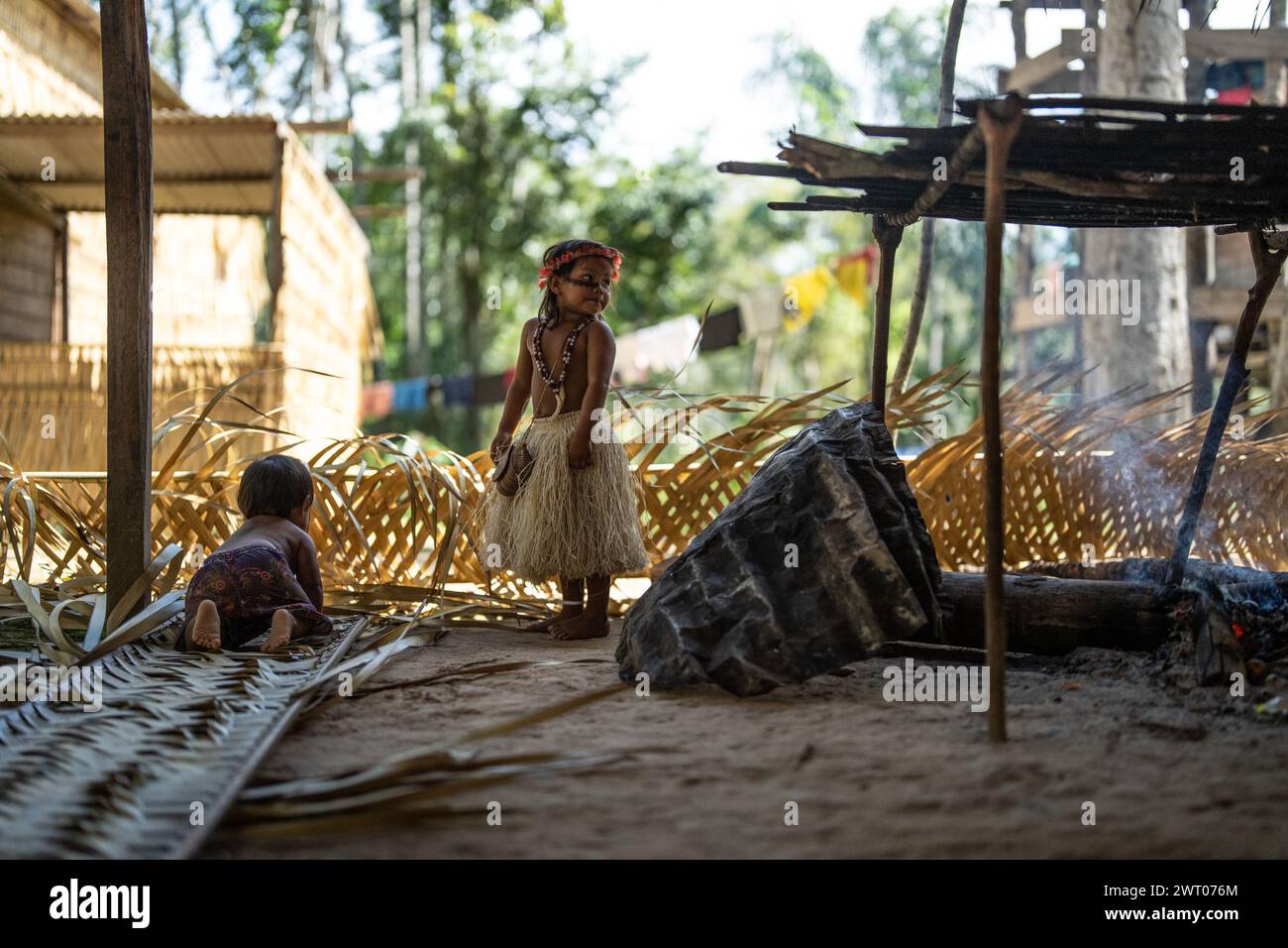 Manaus, Brasile. 14 marzo 2024. I bambini sono visti giocare in un insediamento indigeno vicino a Manaus, la capitale dello stato di Amazonas, Brasile, il 14 marzo 2024. Crediti: Wang Tiancong/Xinhua/Alamy Live News Foto Stock