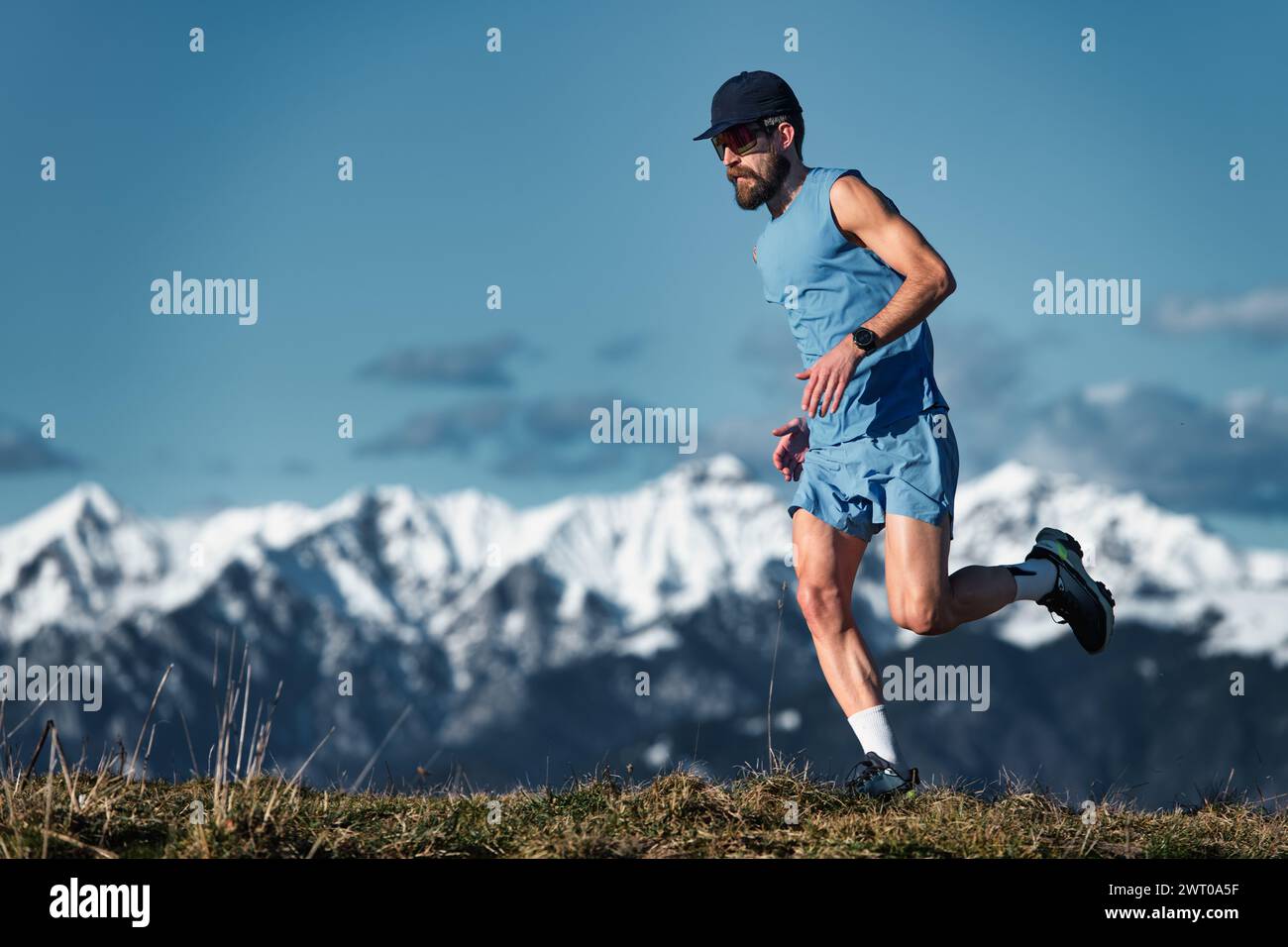 Montagna che corre un uomo che si allena da solo Foto Stock