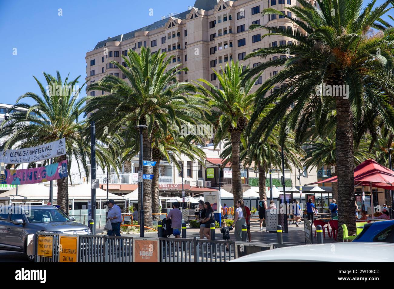 Glenelg, sobborgo costiero di Adelaide nel sud dell'Australia, con un caldo giorno di marzo nel 2024 e cieli blu, Australia Foto Stock